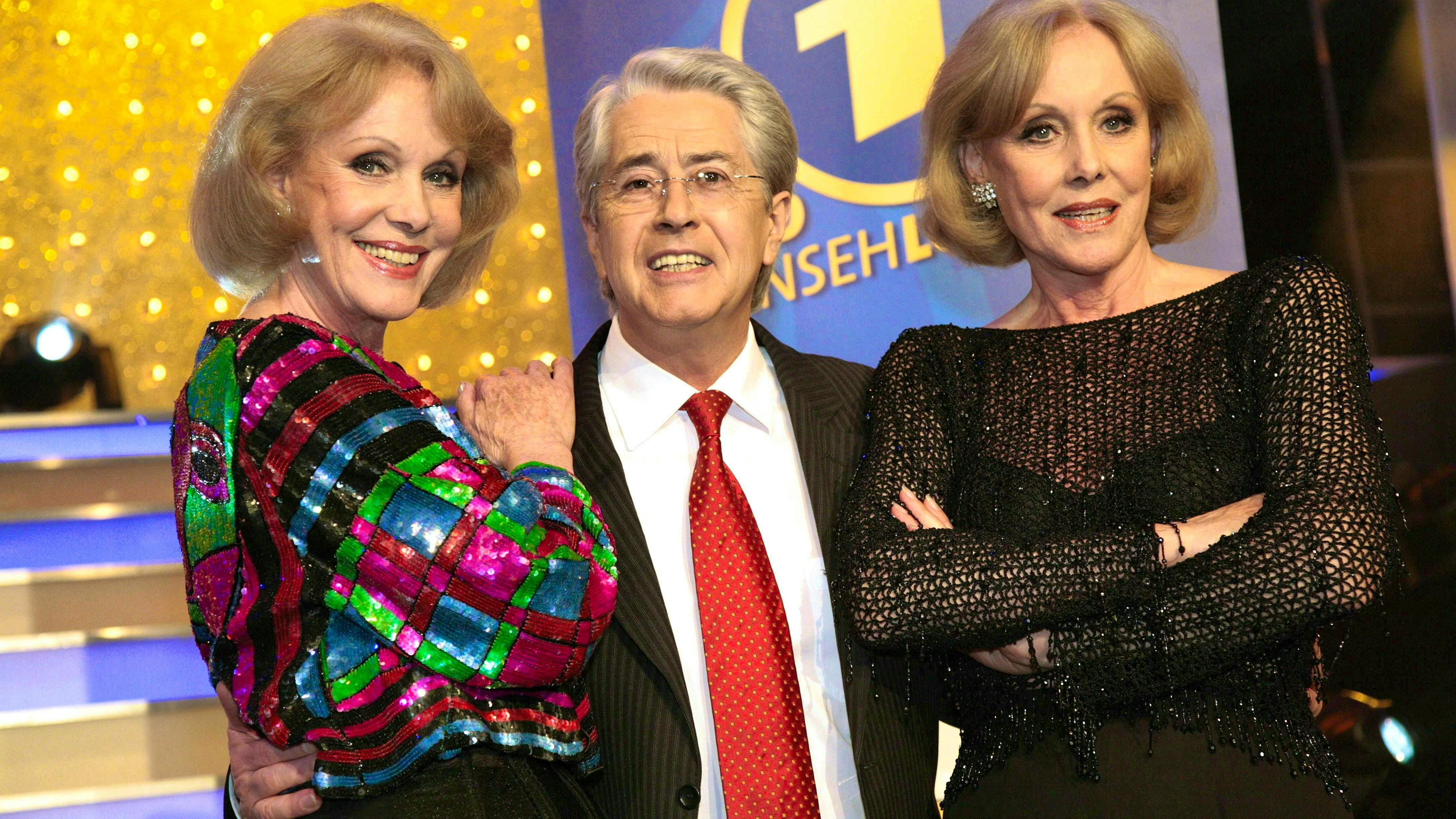 Alice (left) and Ellen Kessler with presenter Frank Elstner at the press event for the TV show "Deutschland spielt auf - zum 50. Geburtstag der ARD-Fernsehlotterie" in 2006.