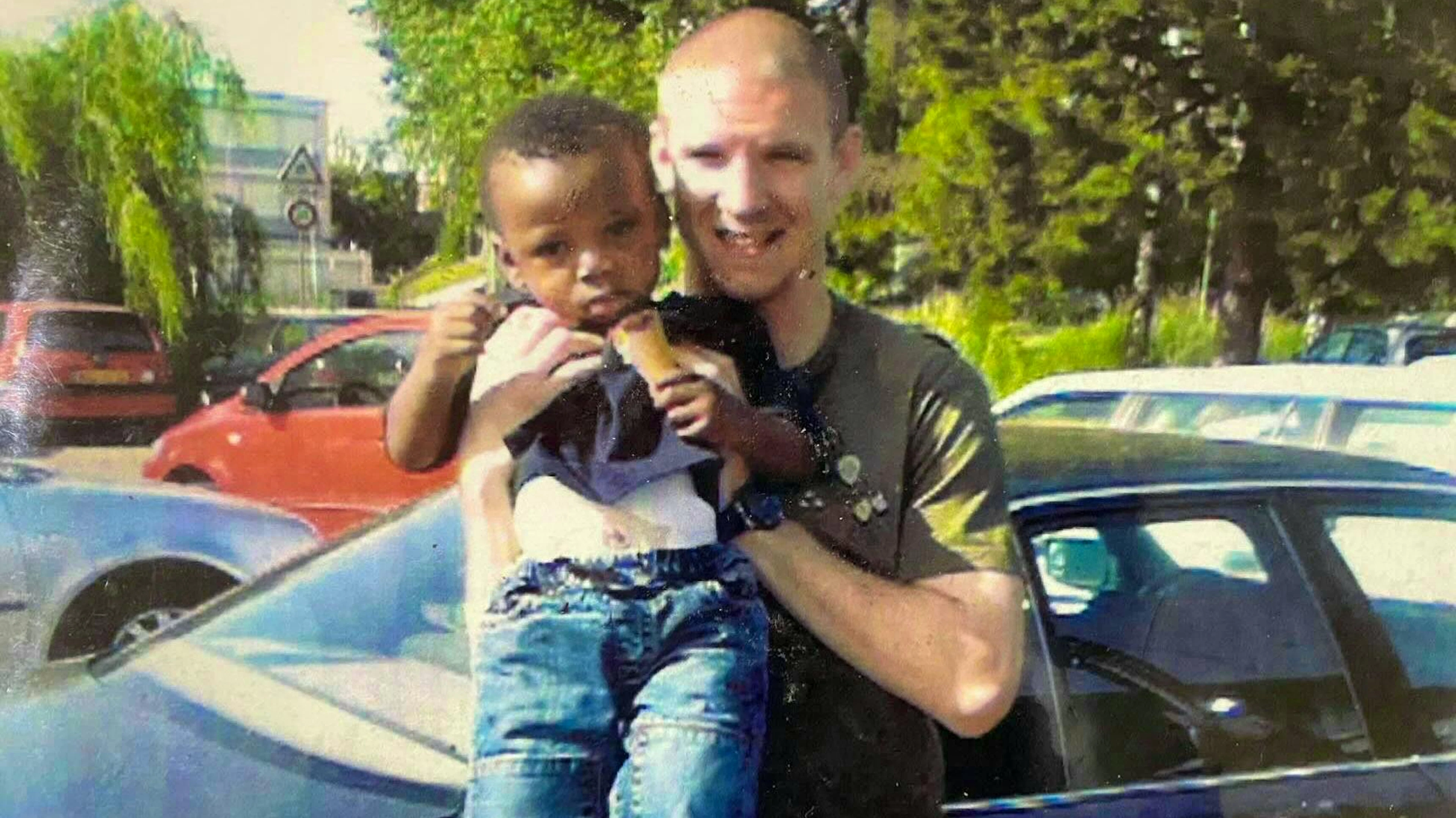 Début des années 2000 : Philippe Senderos, alors joueur de la Nati, tient un petit garçon dans ses bras. À l'époque, personne ne se doute que ce bambin deviendra lui aussi international suisse.