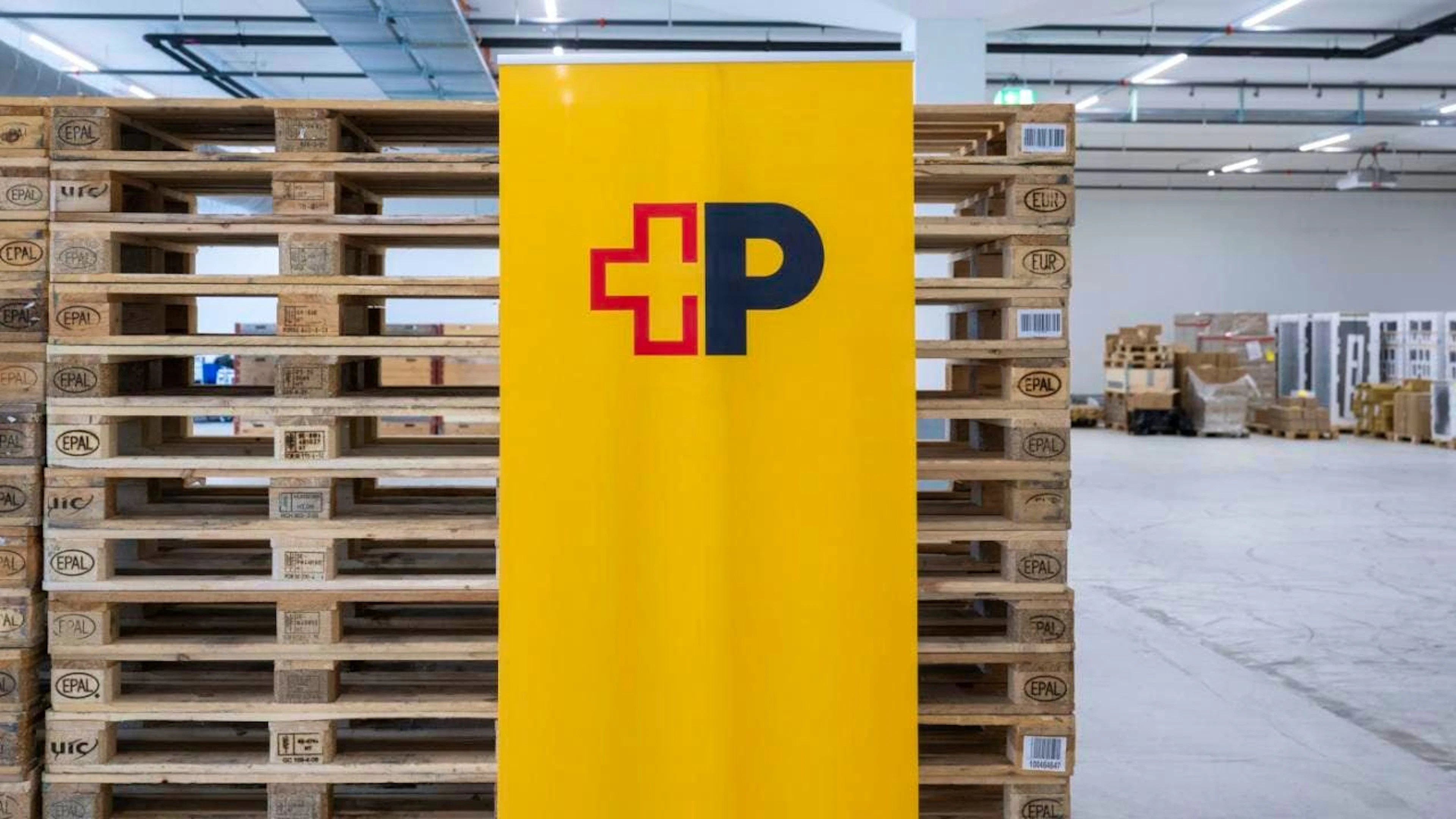Die Post hat in den ersten neun Monaten 2025 ein Betriebsergebnis von 183 Millionen Franken erzielt - das ist 58 Millionen Franken weniger, als in der Vorjahresperiode. Im Bild das neue Lagerlogistikzentrum der Schweizerischen Post in Villmergen AG. (Archivbild)