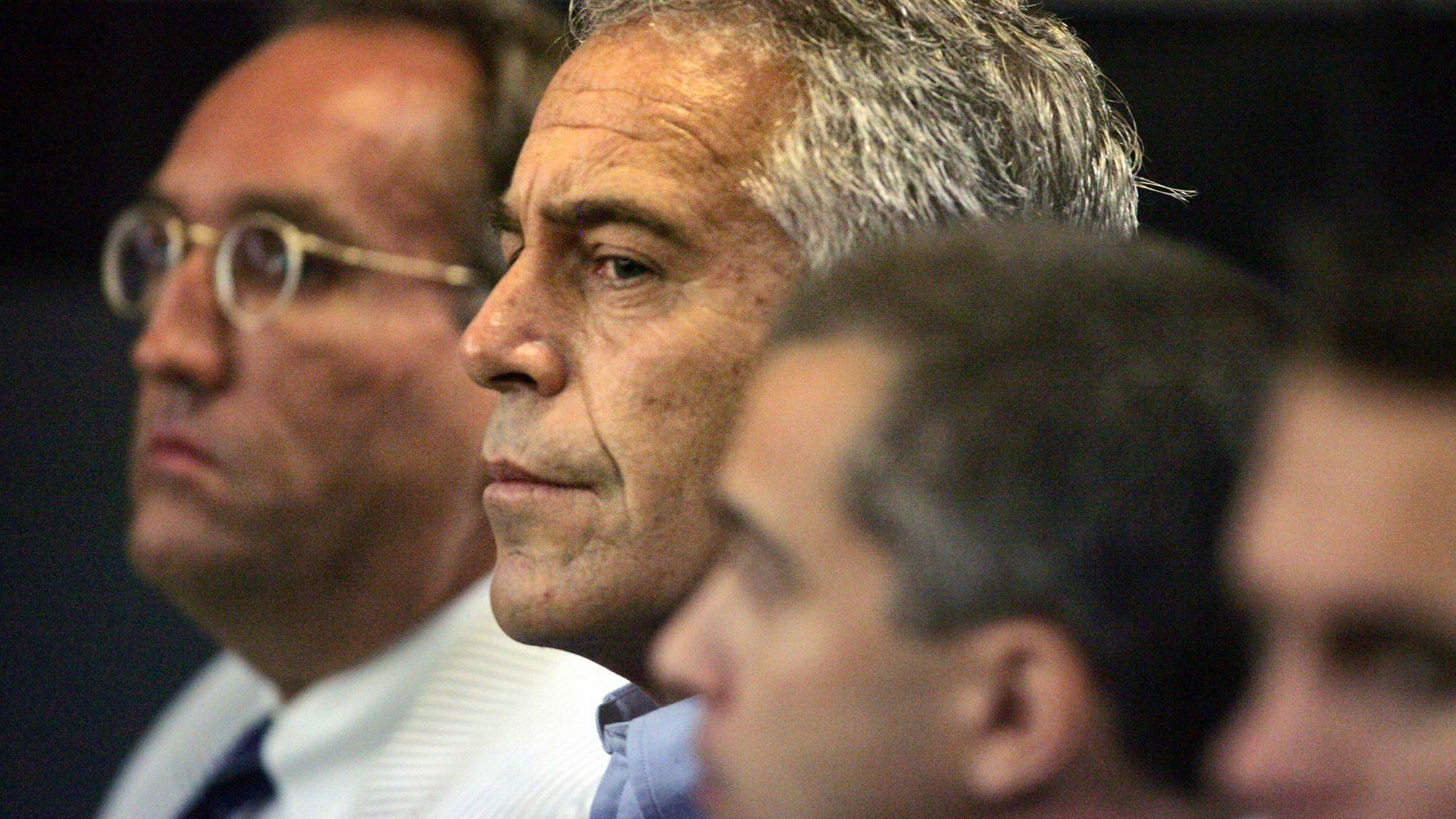 Der Sexualstraftäter Jeffrey Epstein, hier vor Gericht im Jahr 2008. Seine Netzwerke reichten offenbar bis in die Schweiz.