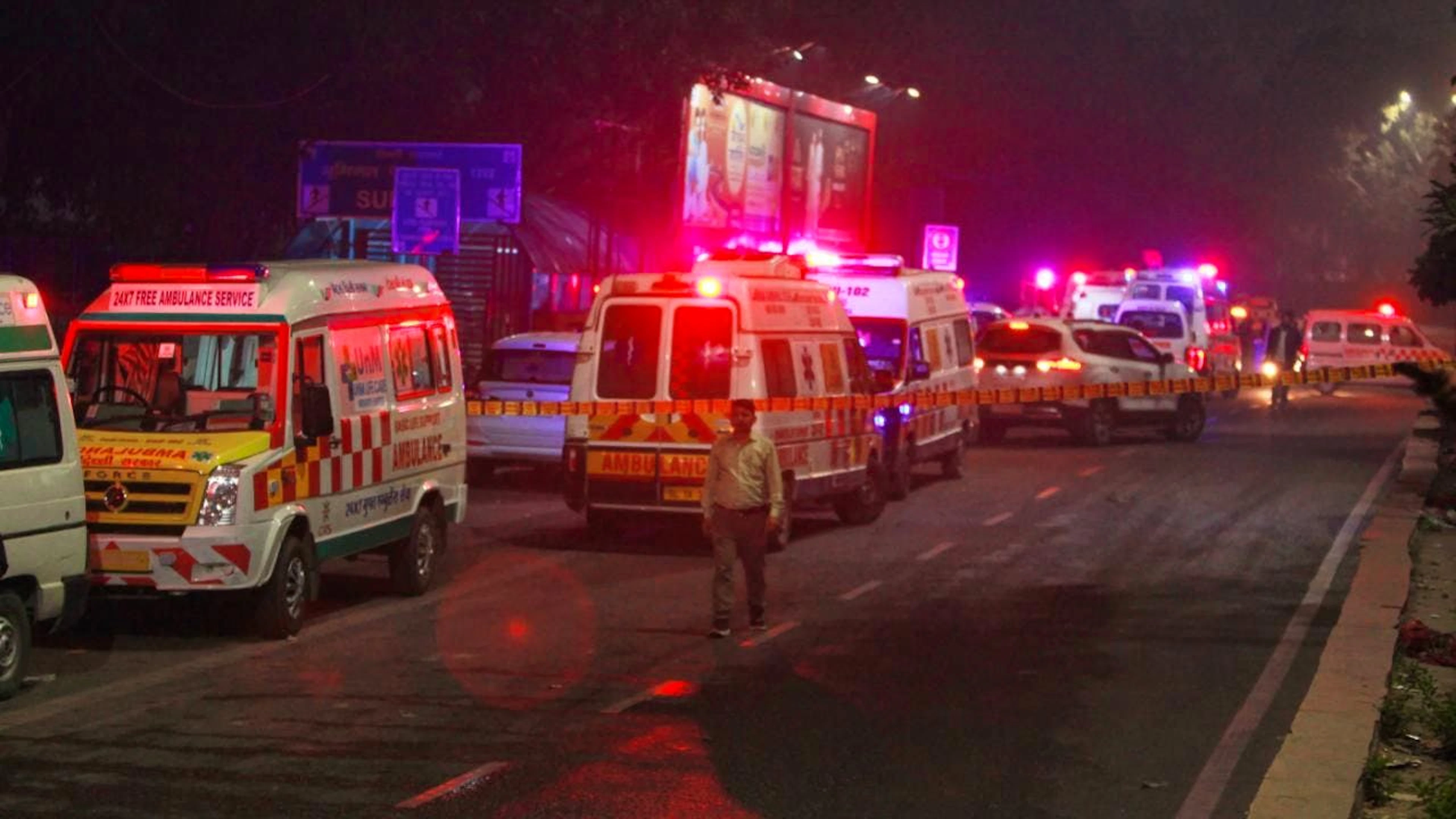 Nach einer Autoexplosion in der Nähe des historischen Red Fort stehen Krankenwagen bereit. Foto: Uncredited/AP/dpa