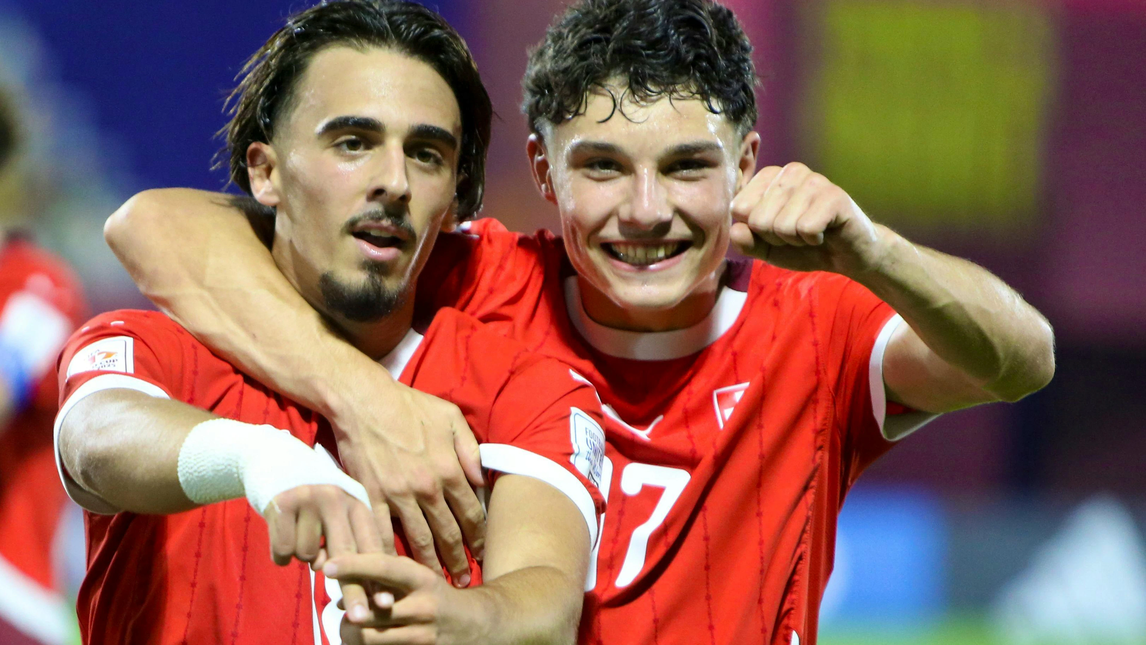 L'attaquant de Sion Adrien Llukes (à gauche) a inscrit le premier but de la Suisse M17 face à l'Irlande.
