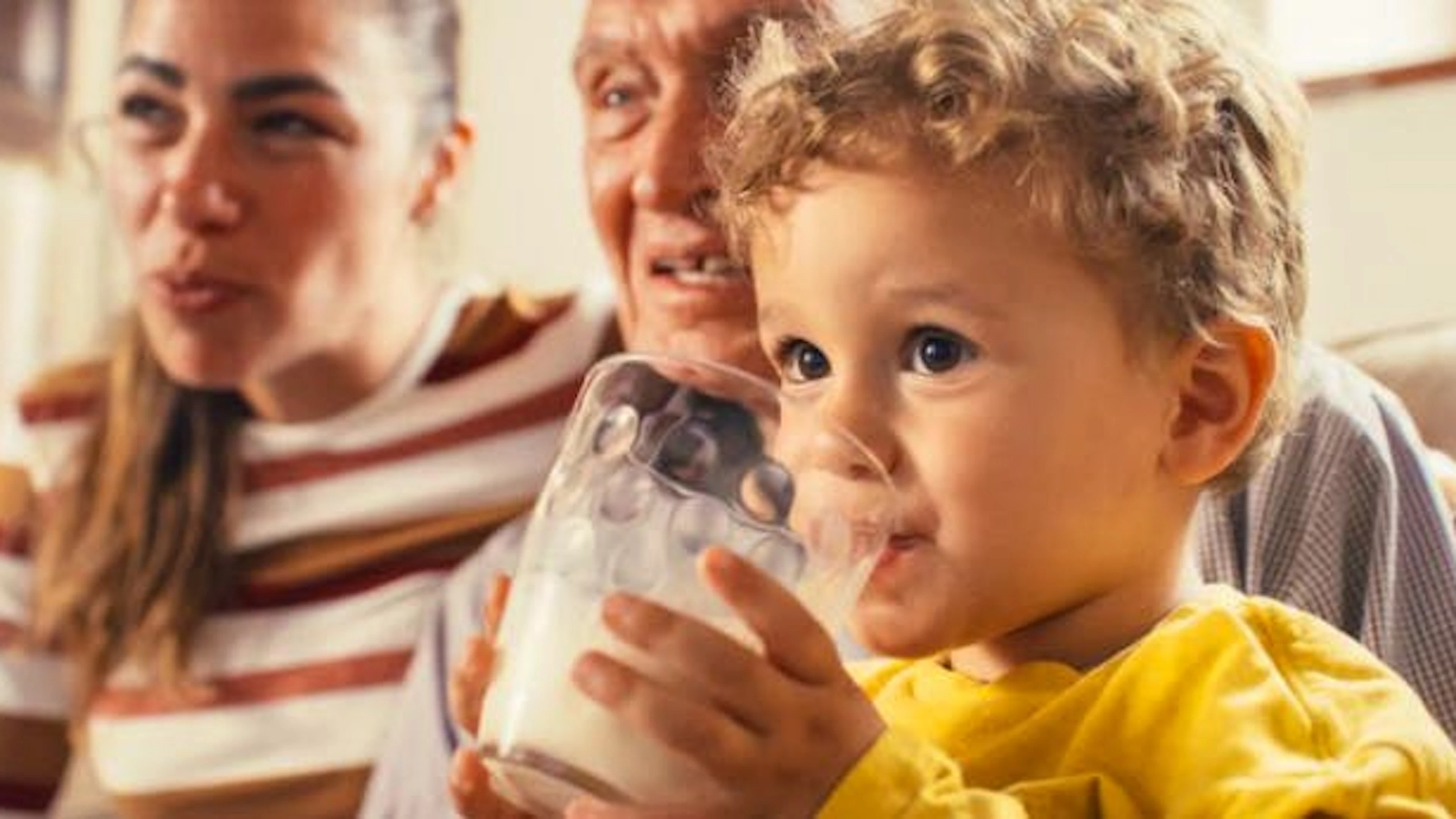 Werbung spielt auf jeden Fall eine wichtige Rolle bei der Entstehung von Mythen. Slogans wie «Milch macht müde Mädchen munter» haben sich tief in das Bewusstsein vieler Konsumenten eingebrannt. Da die Milchindustrie immer wieder damit wirbt, wie wichtig Milch für die Entwicklung von Kindern ist, glauben manche tatsächlich, dass sogar süsse Produkte wie die «Milchschnitte» gesund sind.