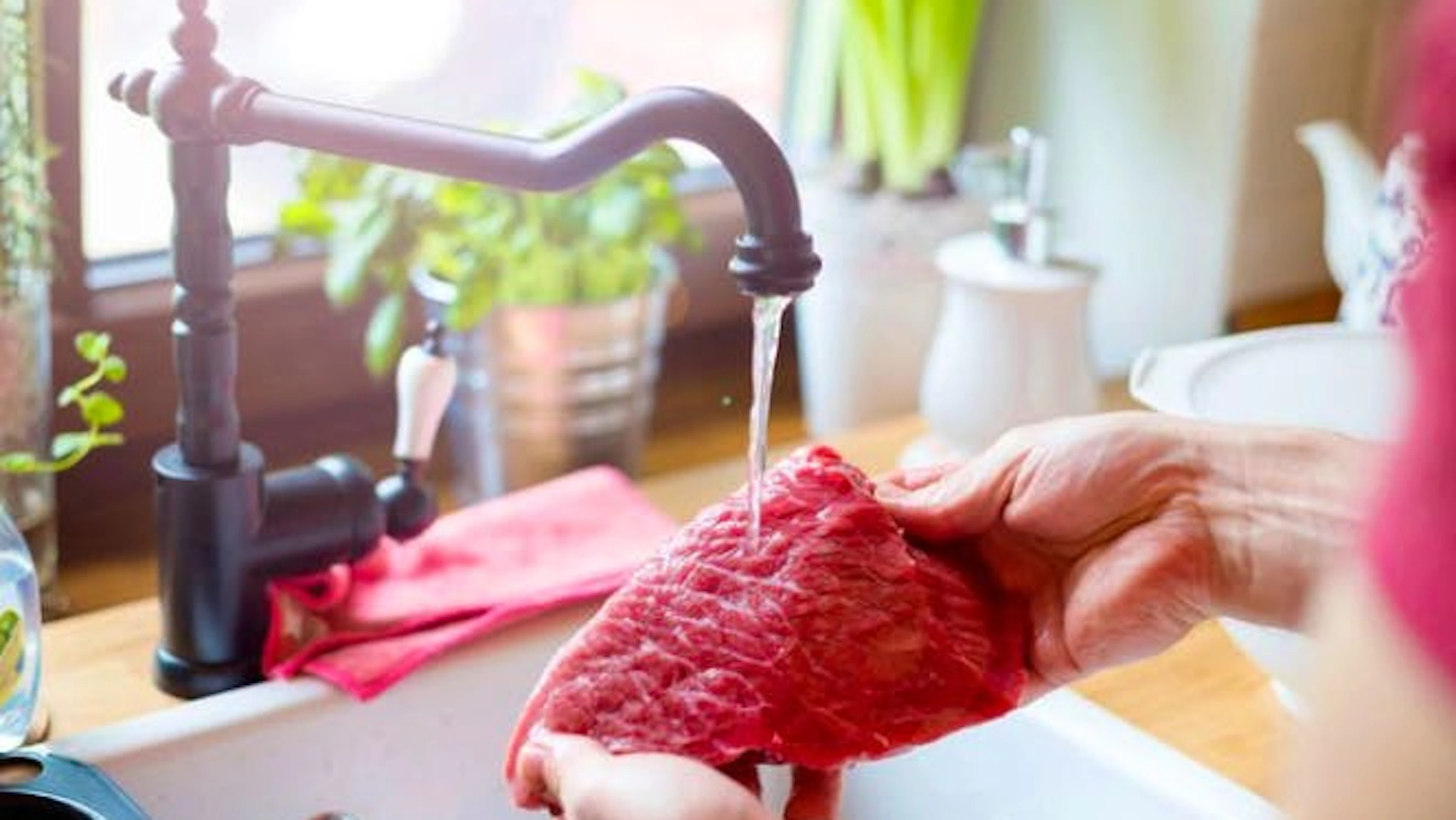 Viele Menschen waschen rohes Fleisch, bevor sie es zubereiten. Angeblich sollen so Keime entfernt werden. Tatsächlich ist das Waschen eher kontraproduktiv, da die Bakterien durch das Spritzwasser höchstens noch mehr verteilt werden. Das Braten oder Garen tötet die Bakterien an der Oberfläche ohnehin zuverlässig ab und ein Waschen ist daher nicht nötig.