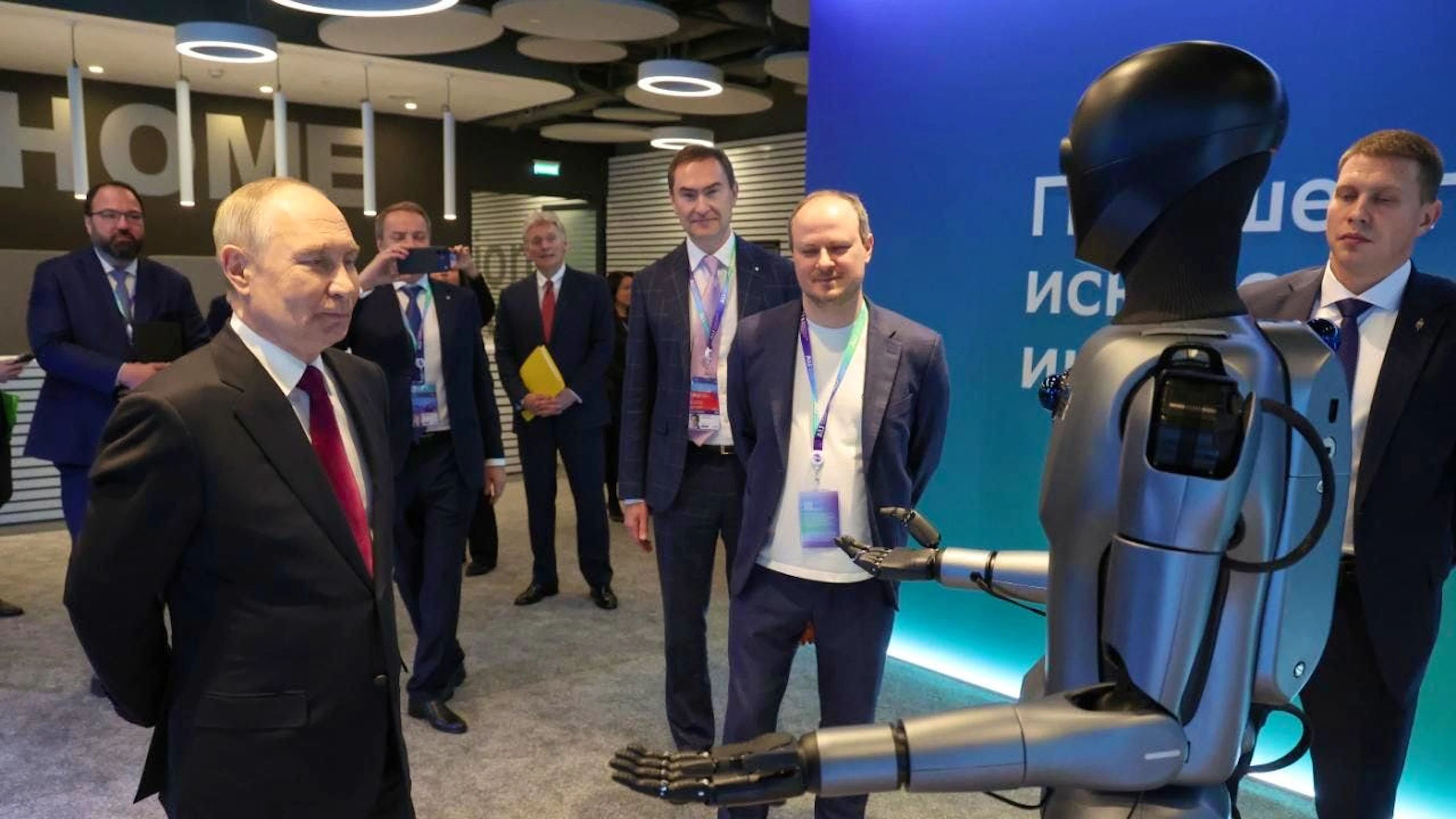 Il presidente russo Vladimir Putin visita le creazioni di diverse industrie in esposizione a Mosca.