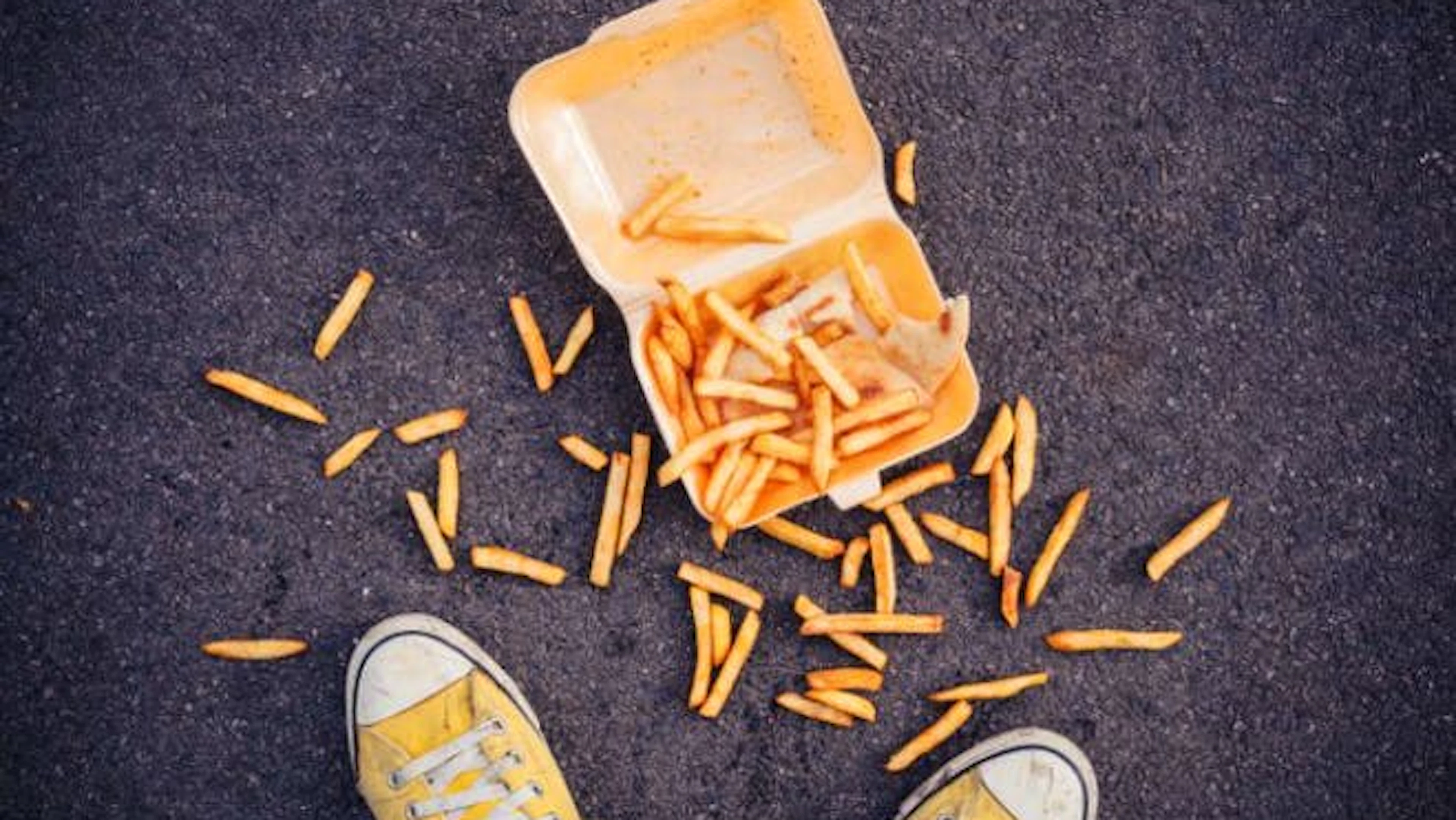 «Das kann man noch essen, es war ja nur drei Sekunden am Boden.» Solche Sprüche kennen viele aus der Kindheit – und ja, oft sagen wir sie, um den Alltag einfacher zu machen. Wissenschaftlich hält die Regel aber nicht stand. Entscheidend ist nicht die Zeit auf dem Boden, sondern wie dieser beschaffen ist und was da eigentlich heruntergefallen ist. Vor allem feuchte Lebensmittel auf glatten Böden nehmen Schmutz und Keime besonders schnell auf.