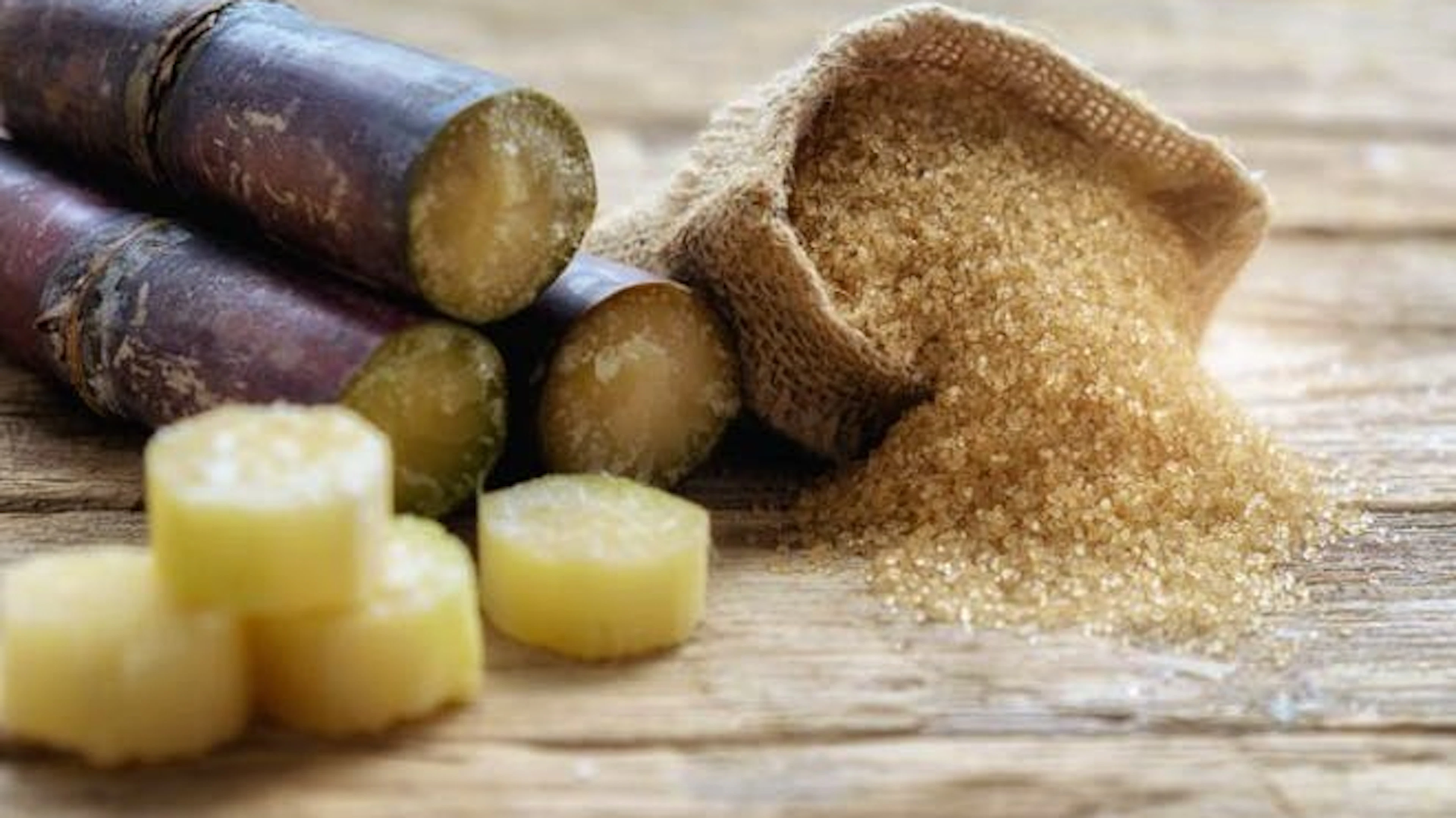Brauner Rohrzucker erlebt einen Hype. Fast jedes Café bietet neben weissem Zucker inzwischen auch braunen zum Kafi an. Aber warum? Tatsächlich sind die Vorteile für die Gesundheit minimal. Beide Zuckerarten enthalten fast den gleichen Kalorien- und Nährstoffgehalt. Brauner Zucker ist also weder merklich gesünder noch nachhaltiger.