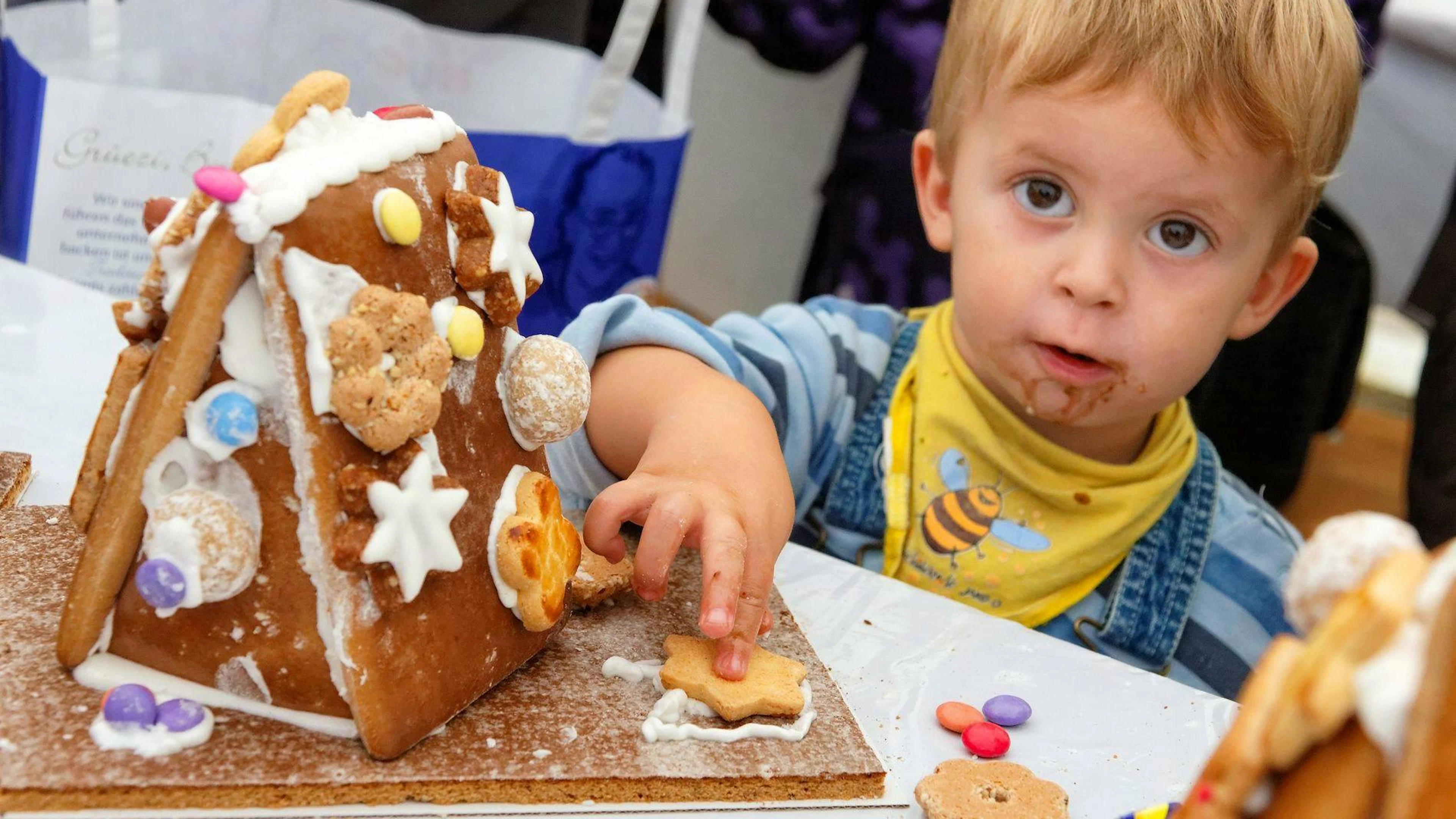 Viele Eltern sprechen vom Zuckerschock, wenn Kinder nach Süssem überdreht wirken. Zucker liefert zwar Energie, doch ein wissenschaftlicher Zusammenhang zwischen Zucker und Hyperaktivität existiert nicht. Oft fällt beides einfach zusammen: aufregende Feste – und süsse Snacks.