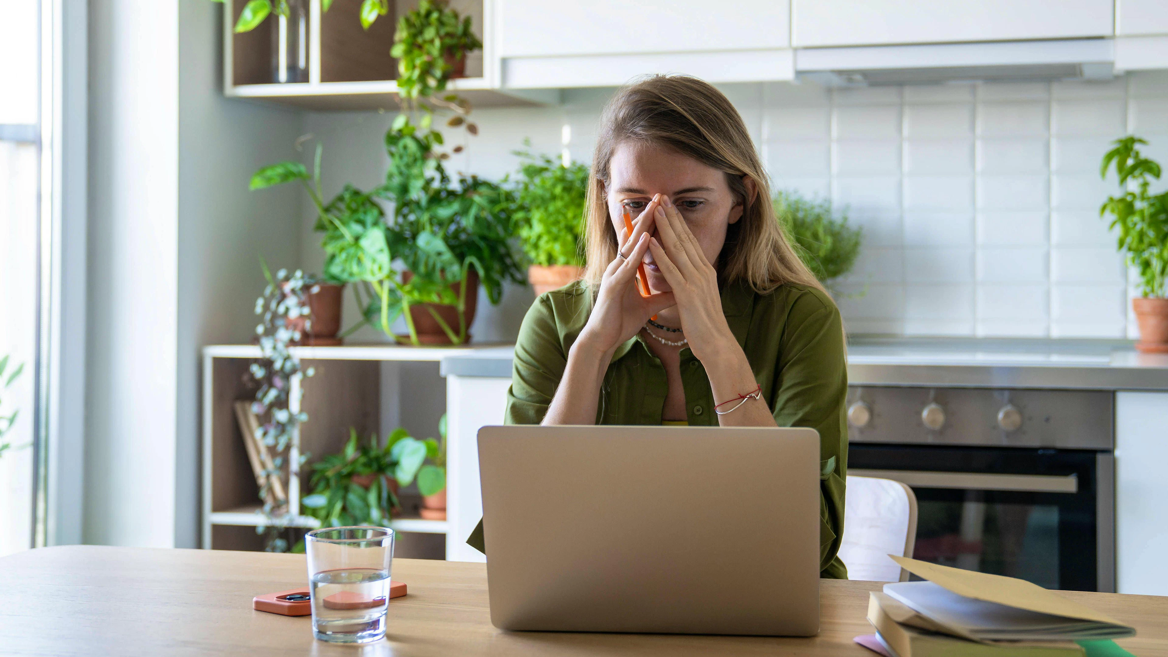 Quatre personnes interrogées sur dix se sentent régulièrement épuisées à la fin de leur journée de travail. Plus du quart d'entre elles disent devoir être joignables en dehors des heures de travail, ce qui rend la récupération encore plus difficile.