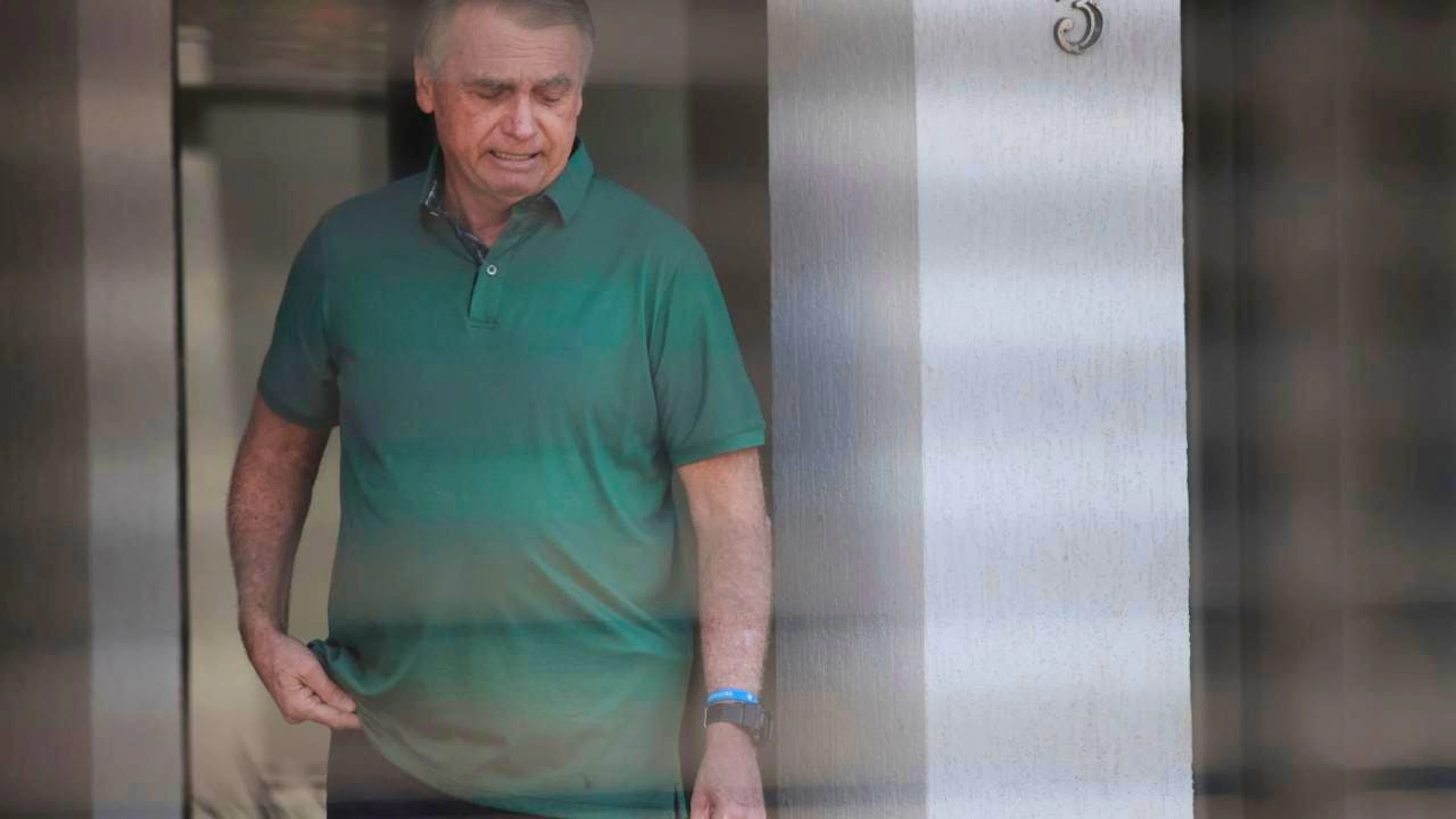 ARCHIV - Brasiliens ehemaliger Präsident Jair Bolsonaro steht am Eingang seines Hauses, in dem er unter Hausarrest steht. Foto: Luis Nova/AP/dpa