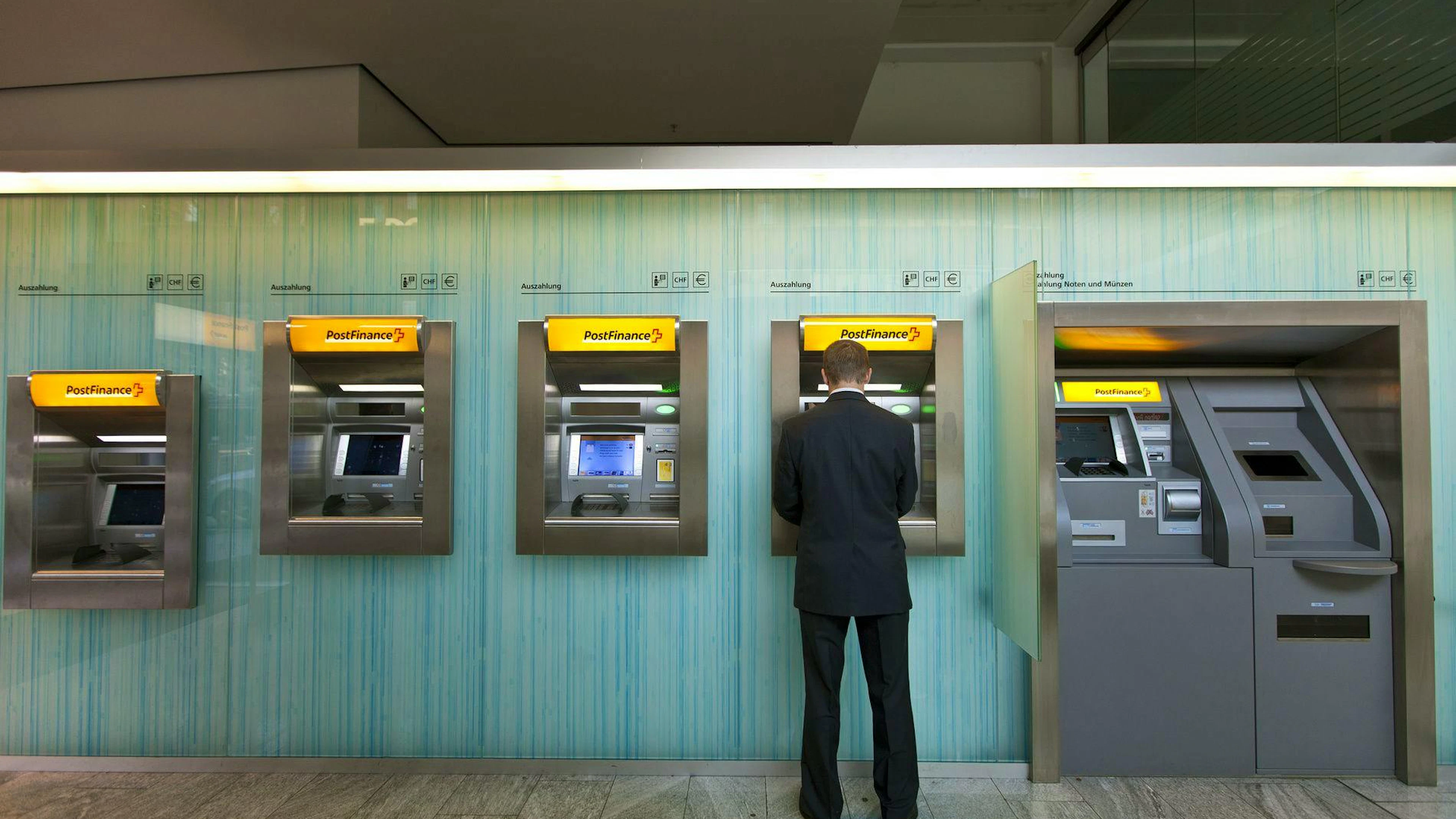 Gibt es demnächst nur noch Postomaten? Die Post will alleinige Bankomaten-Betreiberin werden. Six aber auch.