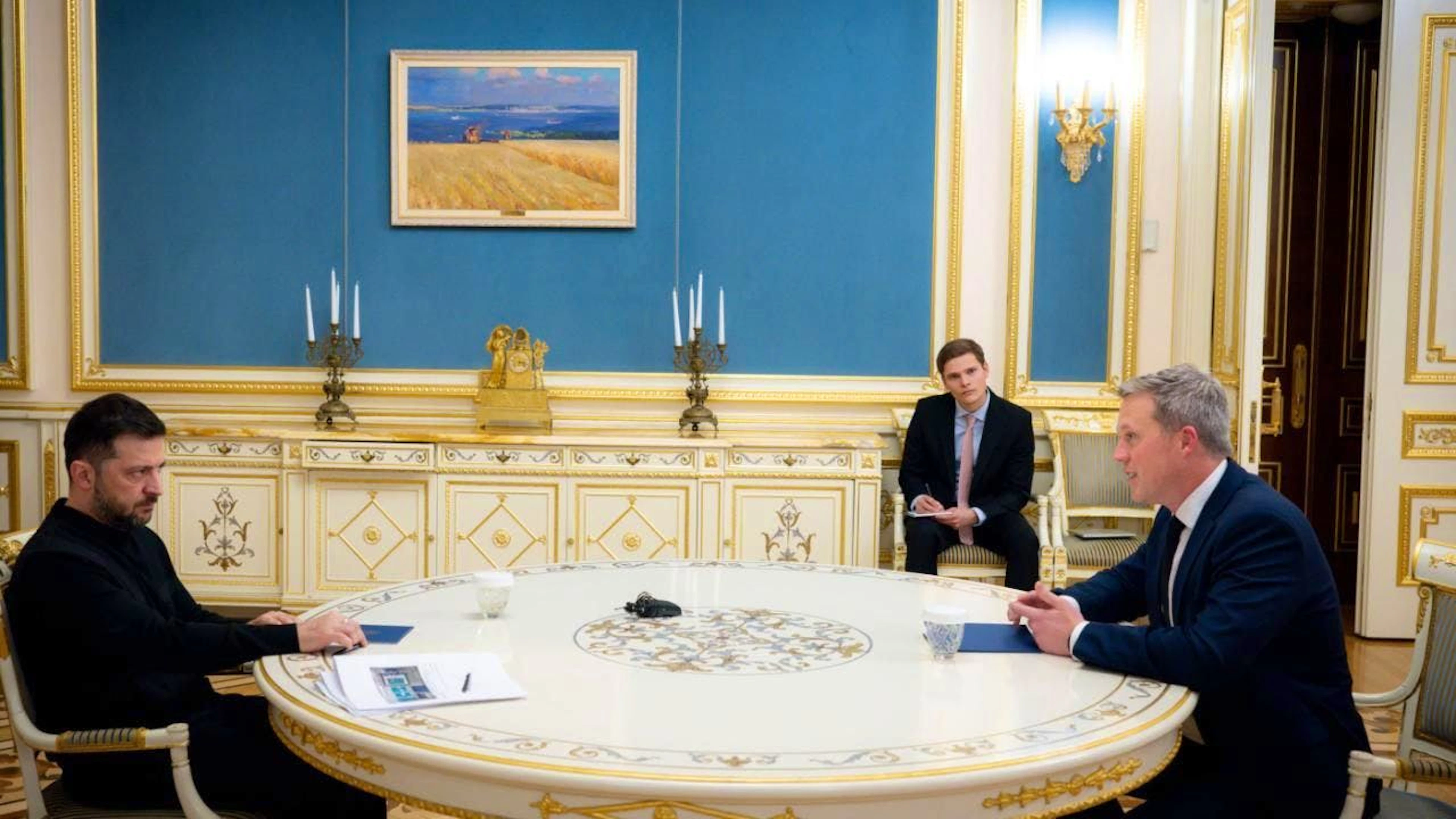 Il presidente ucraino Volodymyr Zelenskyy ha ricevuto ieri a Kiev il il segretario all'esercito Usa Daniel Driscoll.