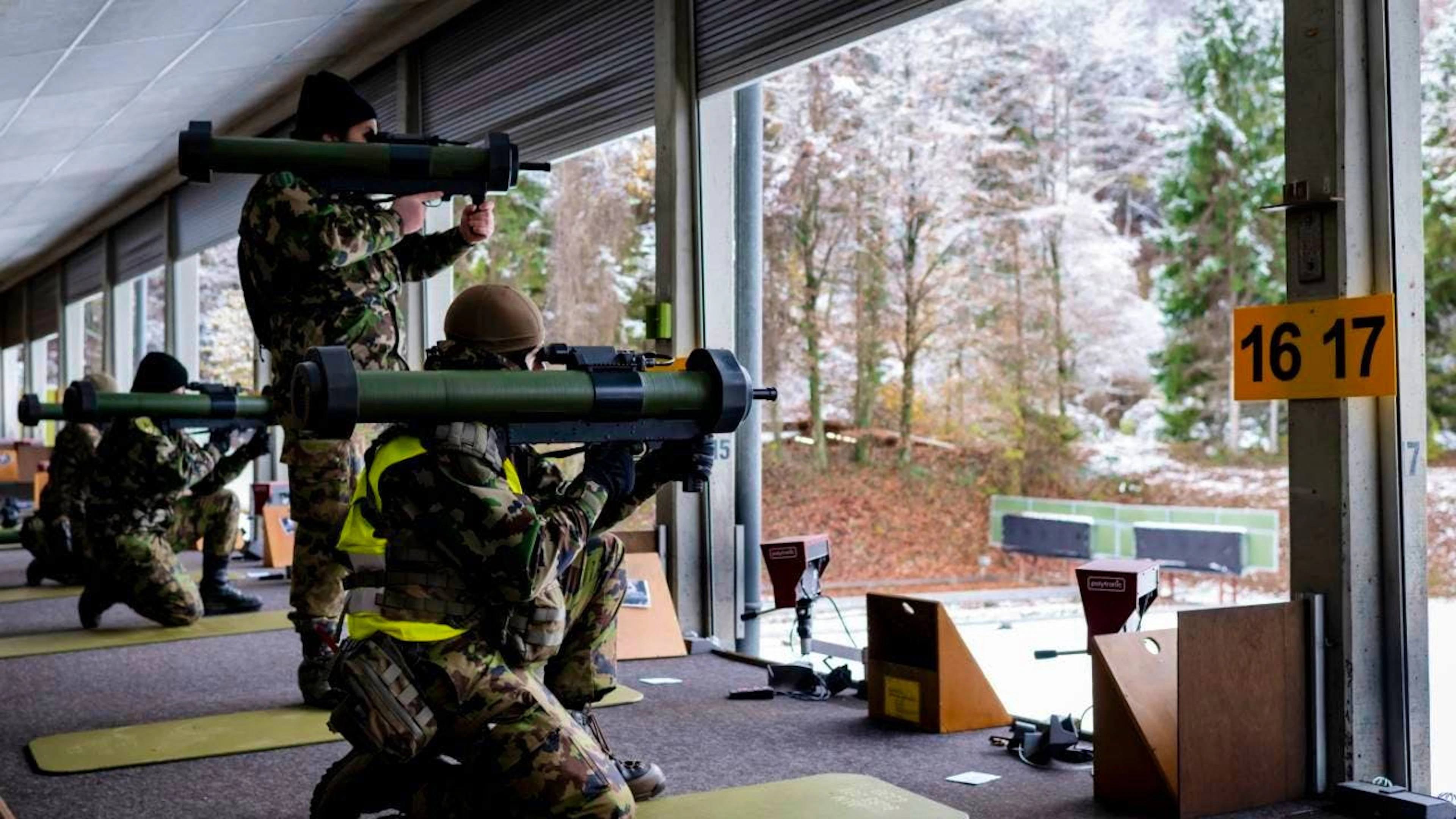 Lors du Concours d'armée 2025, les participants passent par différents postes, ici le poste "armes".