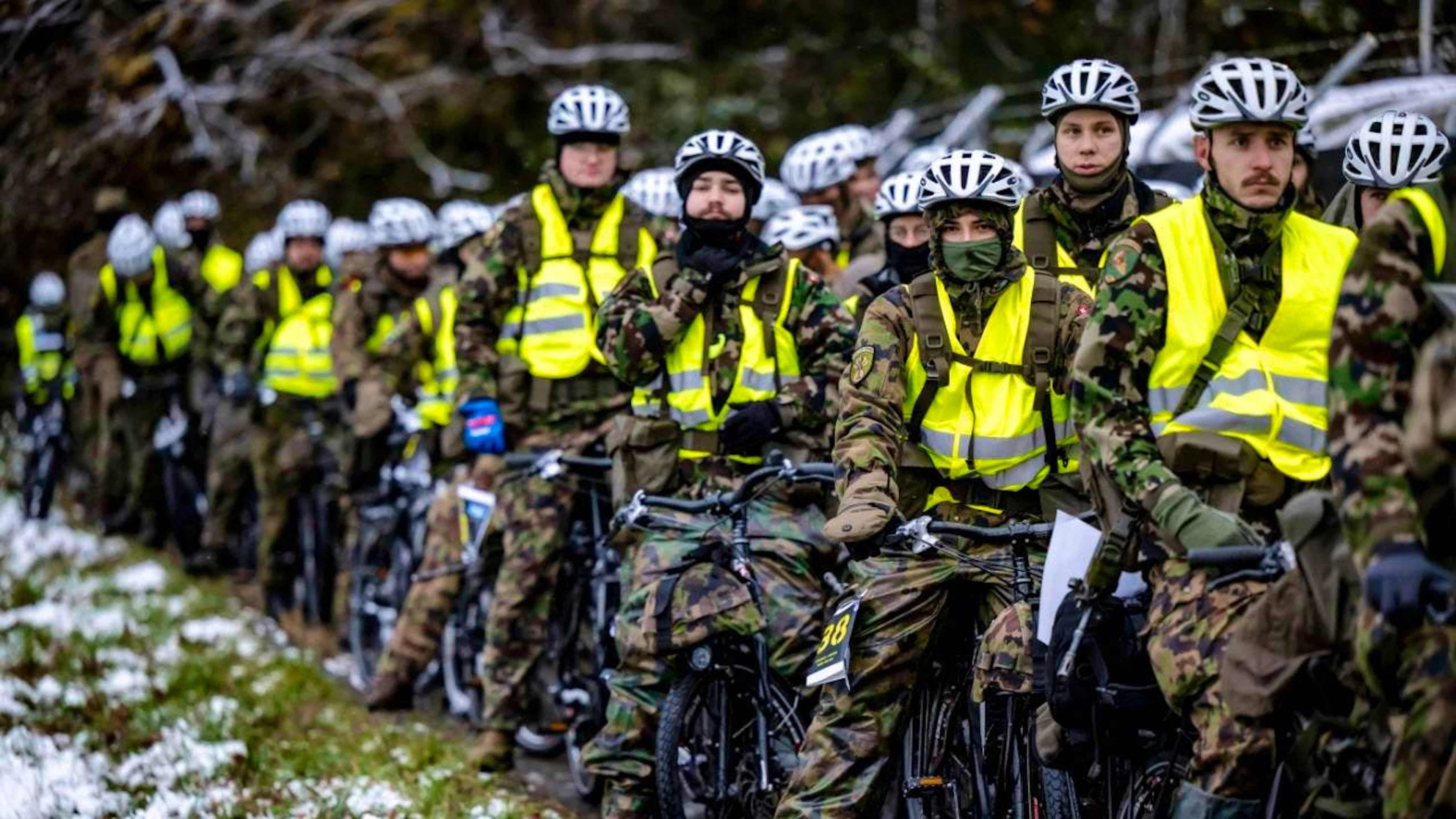 Les militaires volontaires qui participent au Concours d'armée 2025 sont partis vendredi matin à vélo depuis Lavey-Morcles (VD).