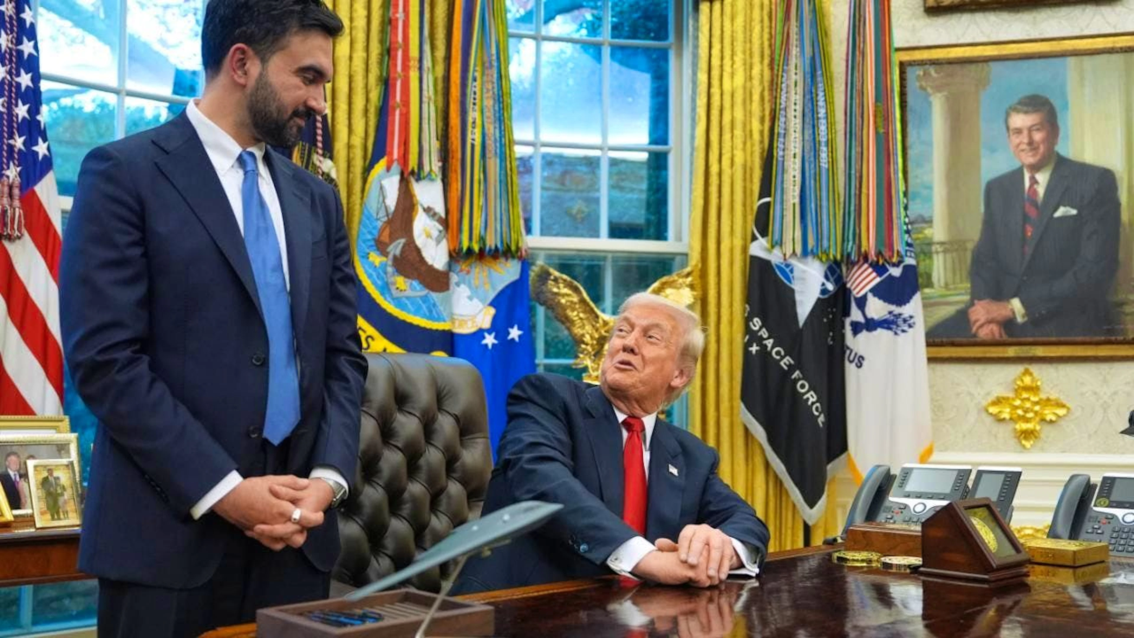 dpatopbilder - US-Präsident Donald Trump (r) und der gewählte Bürgermeister von New York City, Zohran Mamdani, treffen sich im Oval Office des Weißen Hauses. Foto: Evan Vucci/AP/dpa