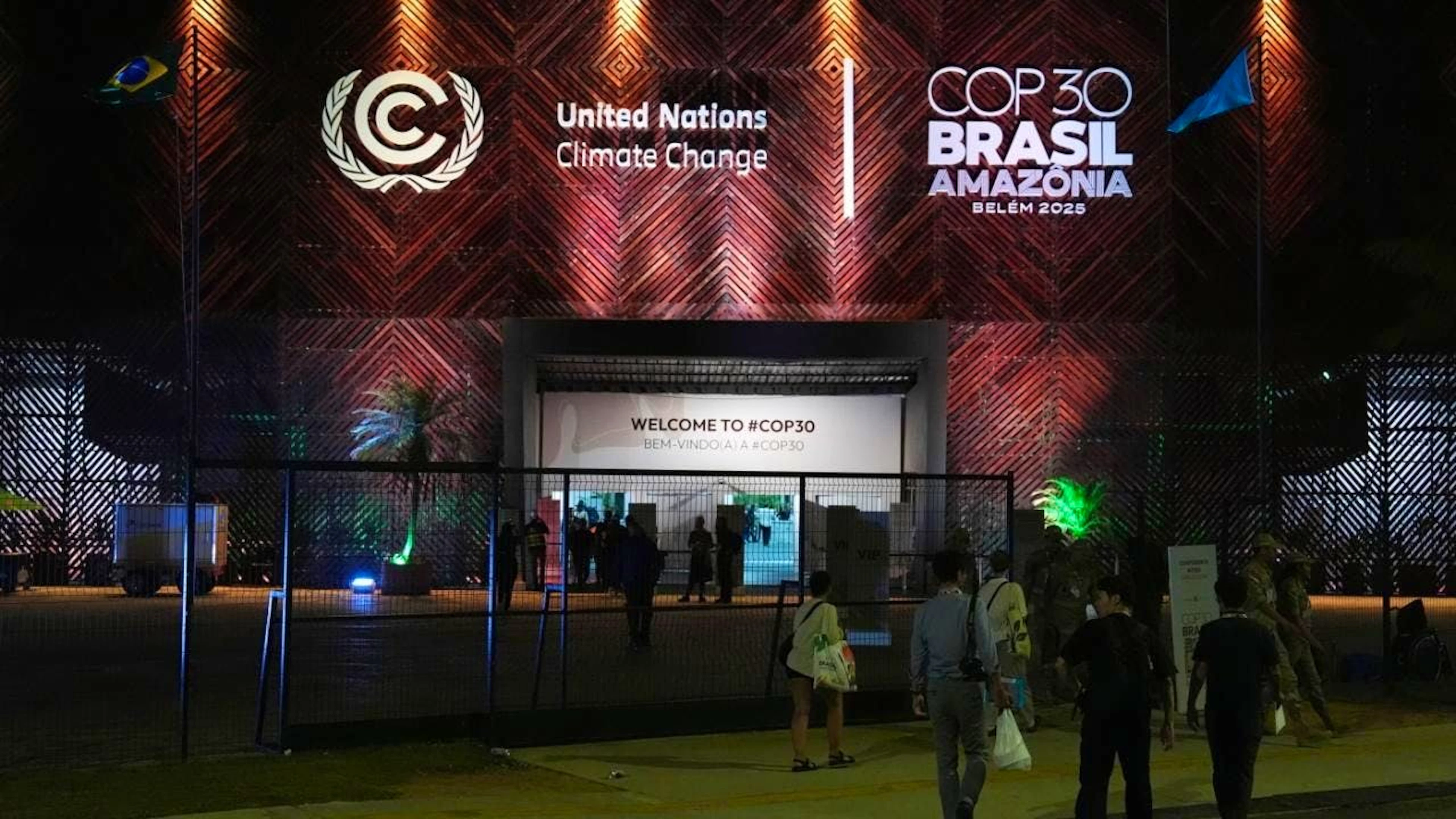 Delegierte betreten den Veranstaltungsort des COP30-Klimagipfels, nachdem dieser nach einem Brand am Vortag wieder geöffnet wurde. Foto: Joshua A. Bickel/AP/dpa