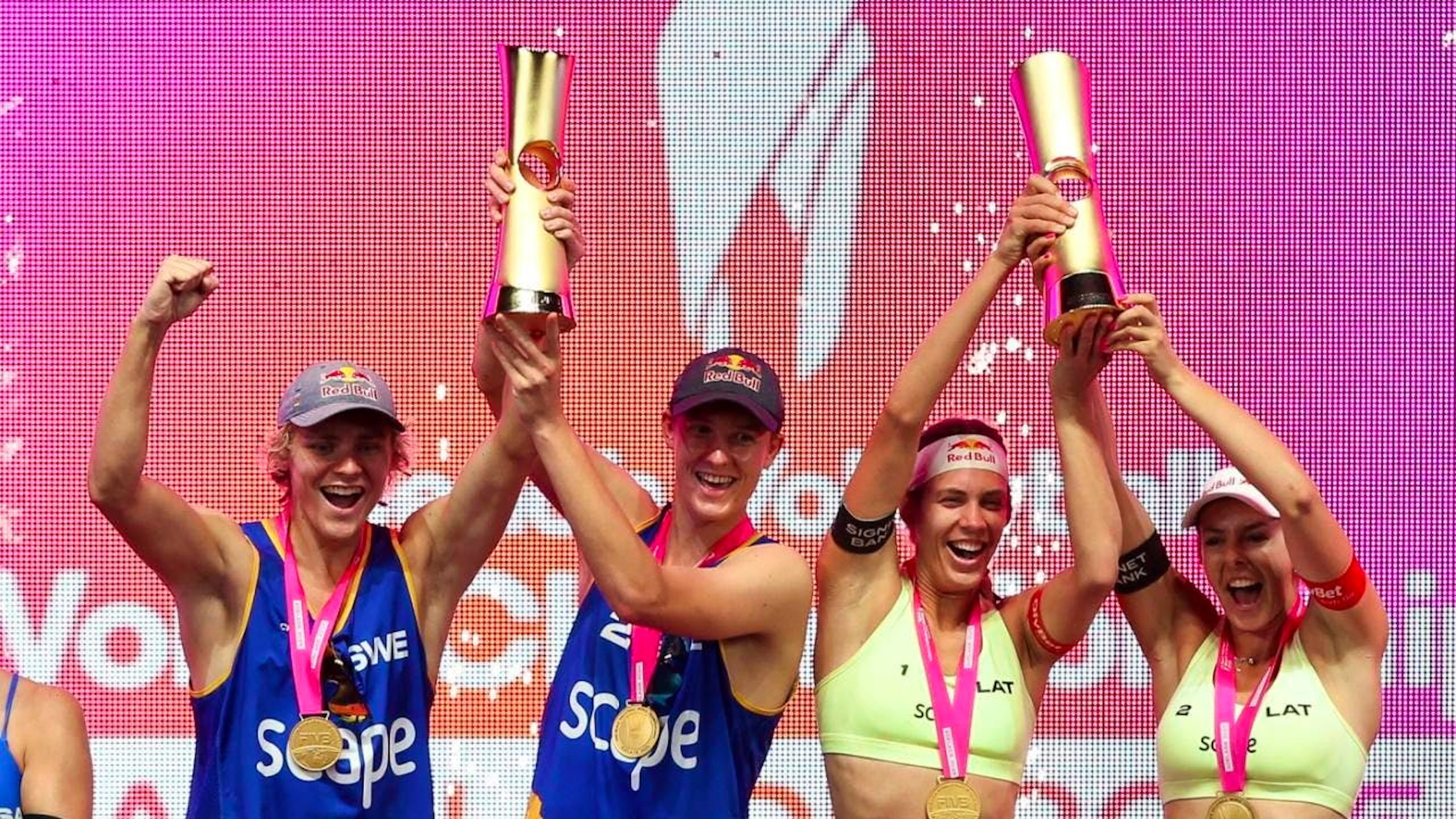 Viermal Gold: David Ahman/Jonatan Hellvig posieren zusammen mit Anastasija Samoilova/Tina Graudina.