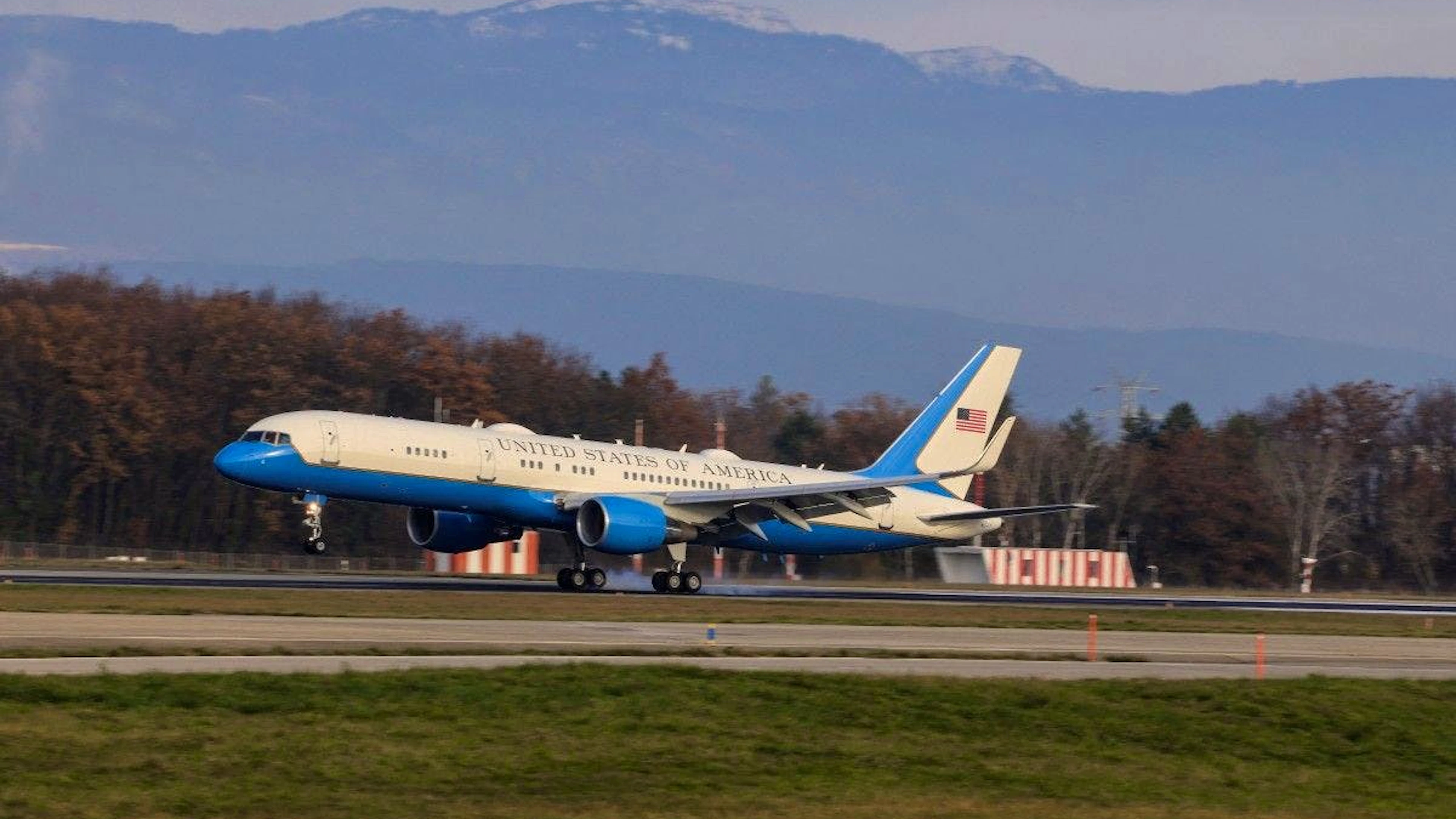 L’avion transportant une délégation américaine, dont le secrétaire d’État américain Marco Rubio, atterrit à l’aéroport de Genève, le 23 novembre 2025.