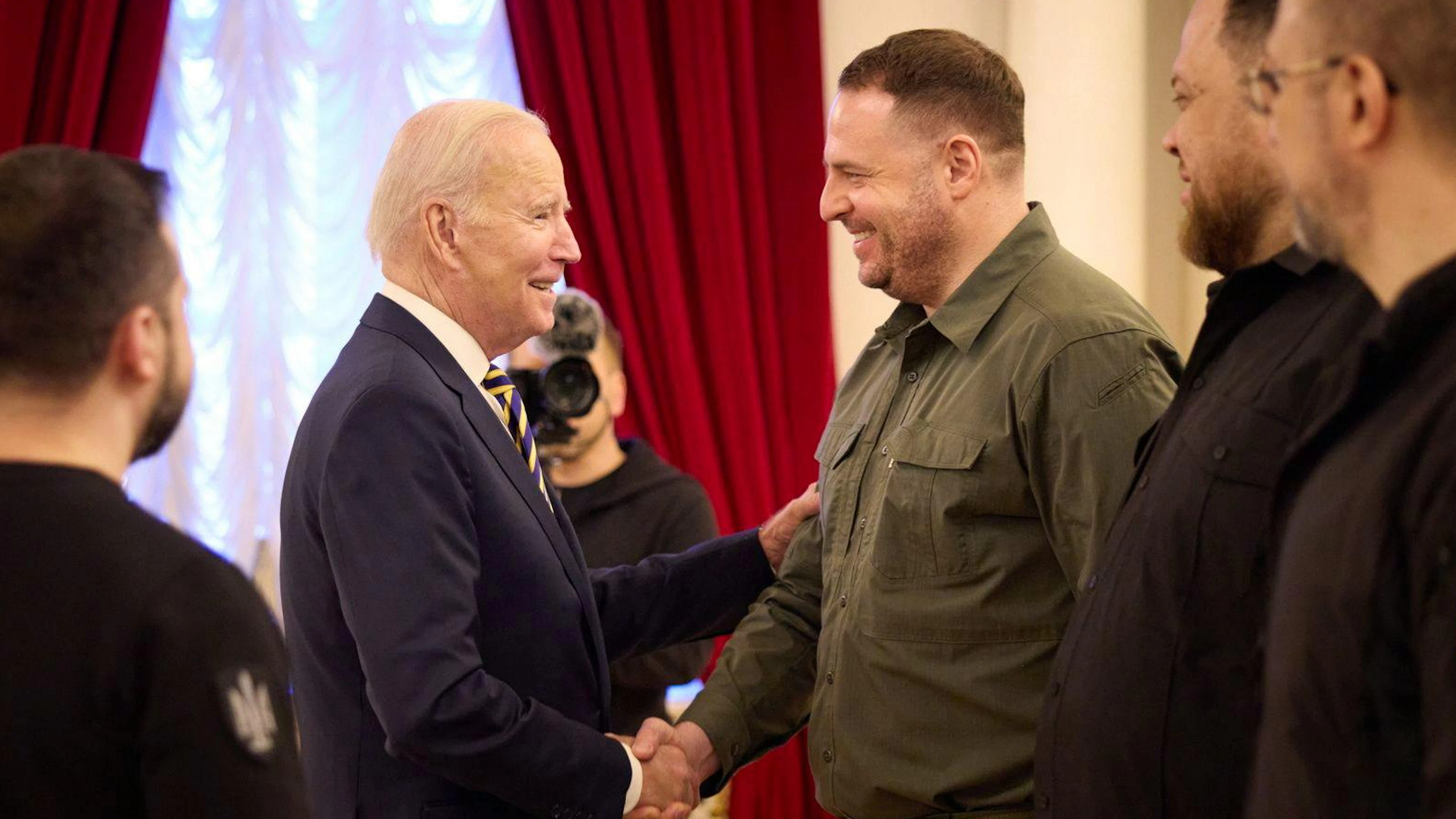 Jermak schüttelt am 20. Februar 2023 in Kiew die Hand von US-Präsident Joe Biden.