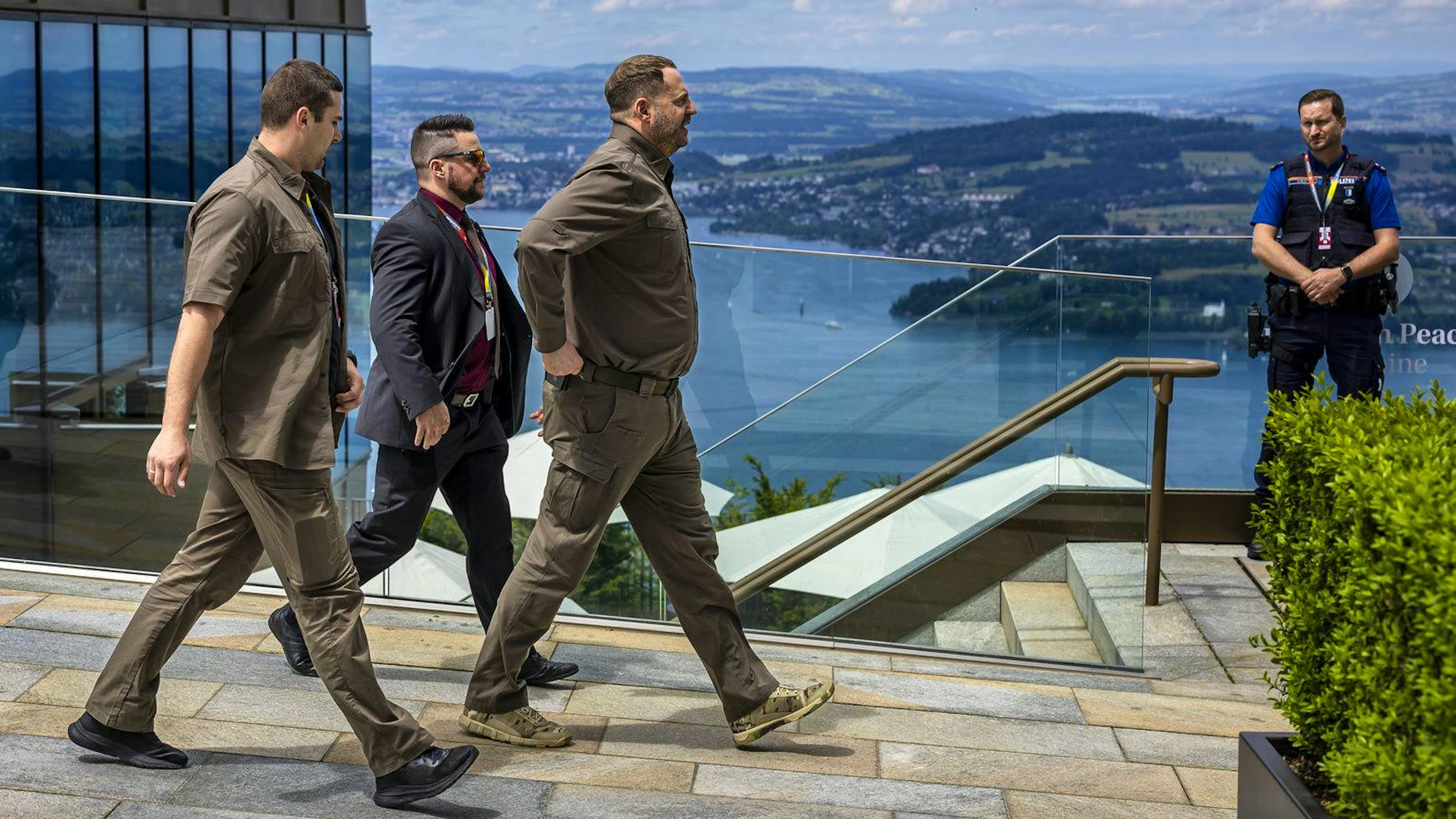 Sind die Tage von Wolodymyr Selenskyjs rechter Hand gezählt? Andrij Jermak (im Trio vorne) am 16. Juni 2024 auf dem Bürgenstock.