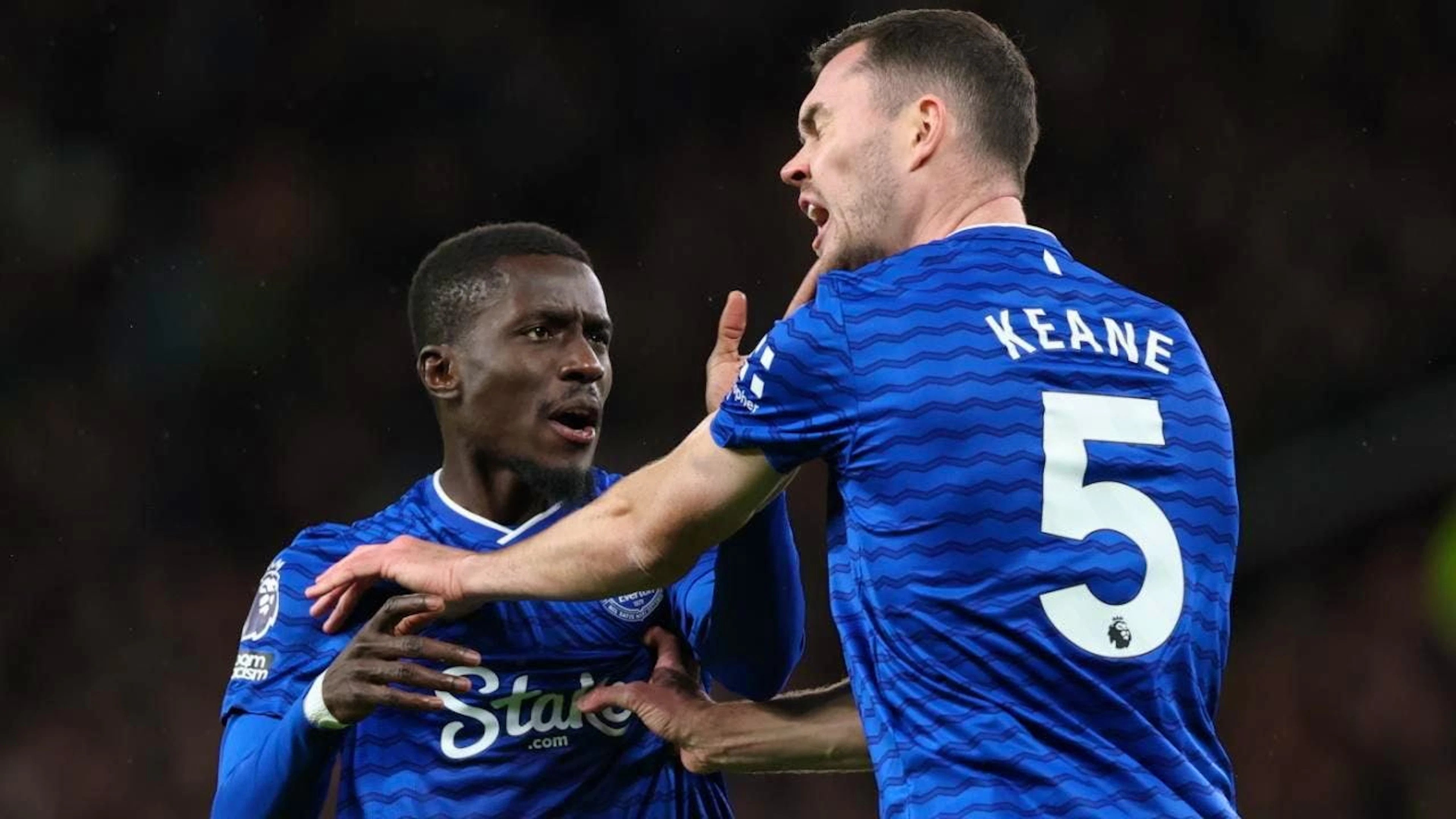 Evertons Routinier Idrissa Gueye mit der Ohrfeige gegen Teamkollege Michael Keane