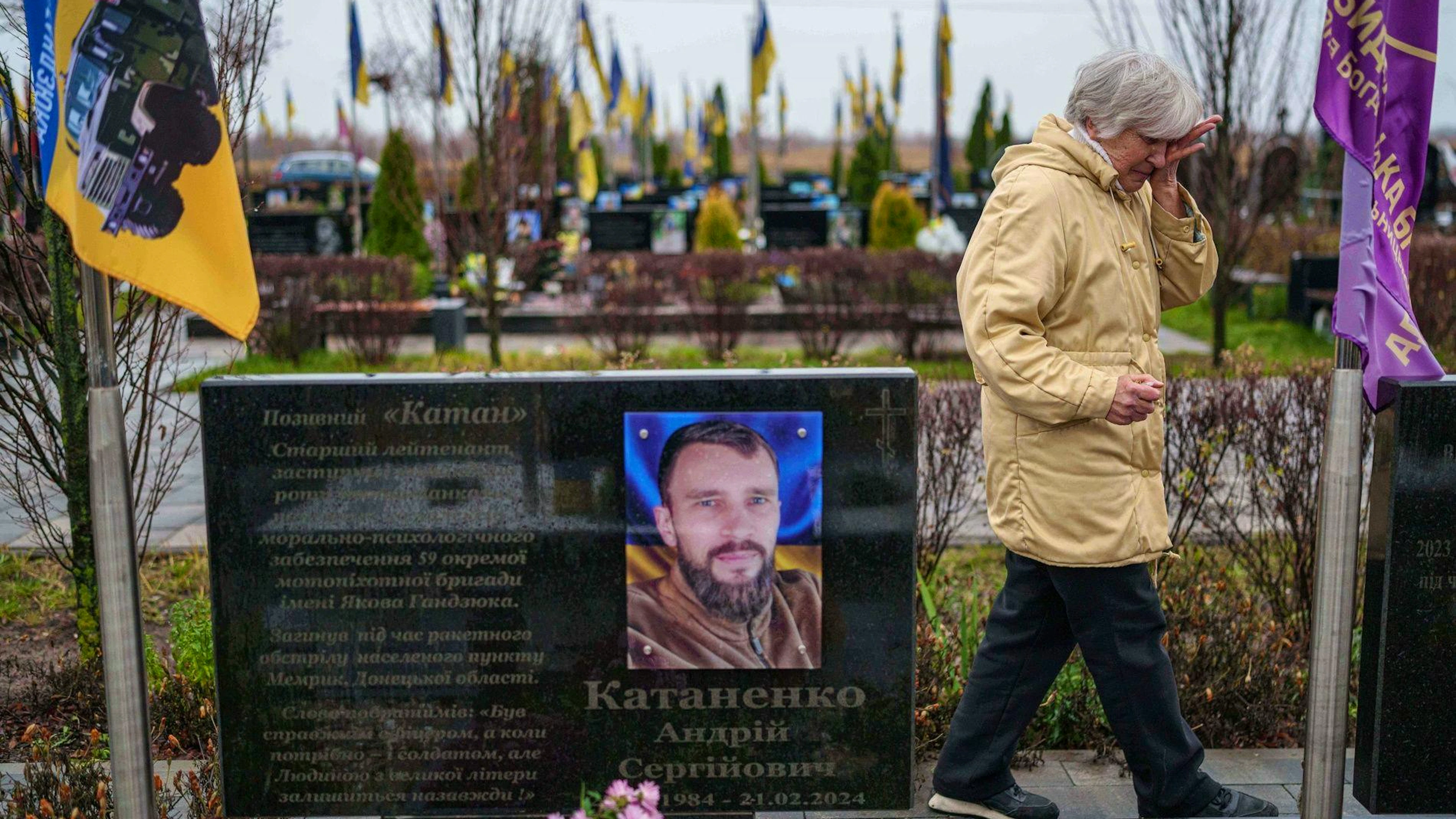 Die 66-jährige Wira Katanenko weint am 23. November am Grab ihres Sohnesn Andrii in Butscha.