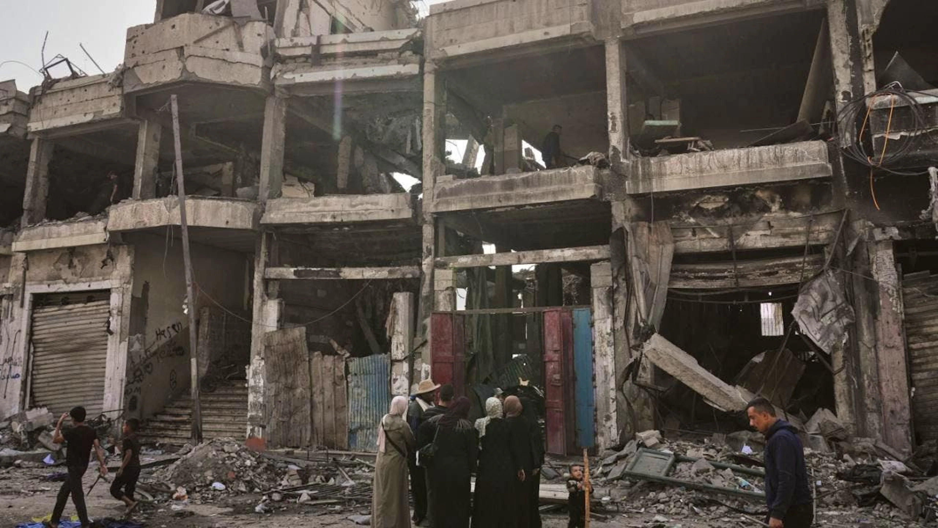 ARCHIV - Palästinenser inspizieren einen Tag nach einem israelischen Angriff auf ein Gebäude in Gaza die Ruinen. Foto: Jehad Alshrafi/AP/dpa/Archiv