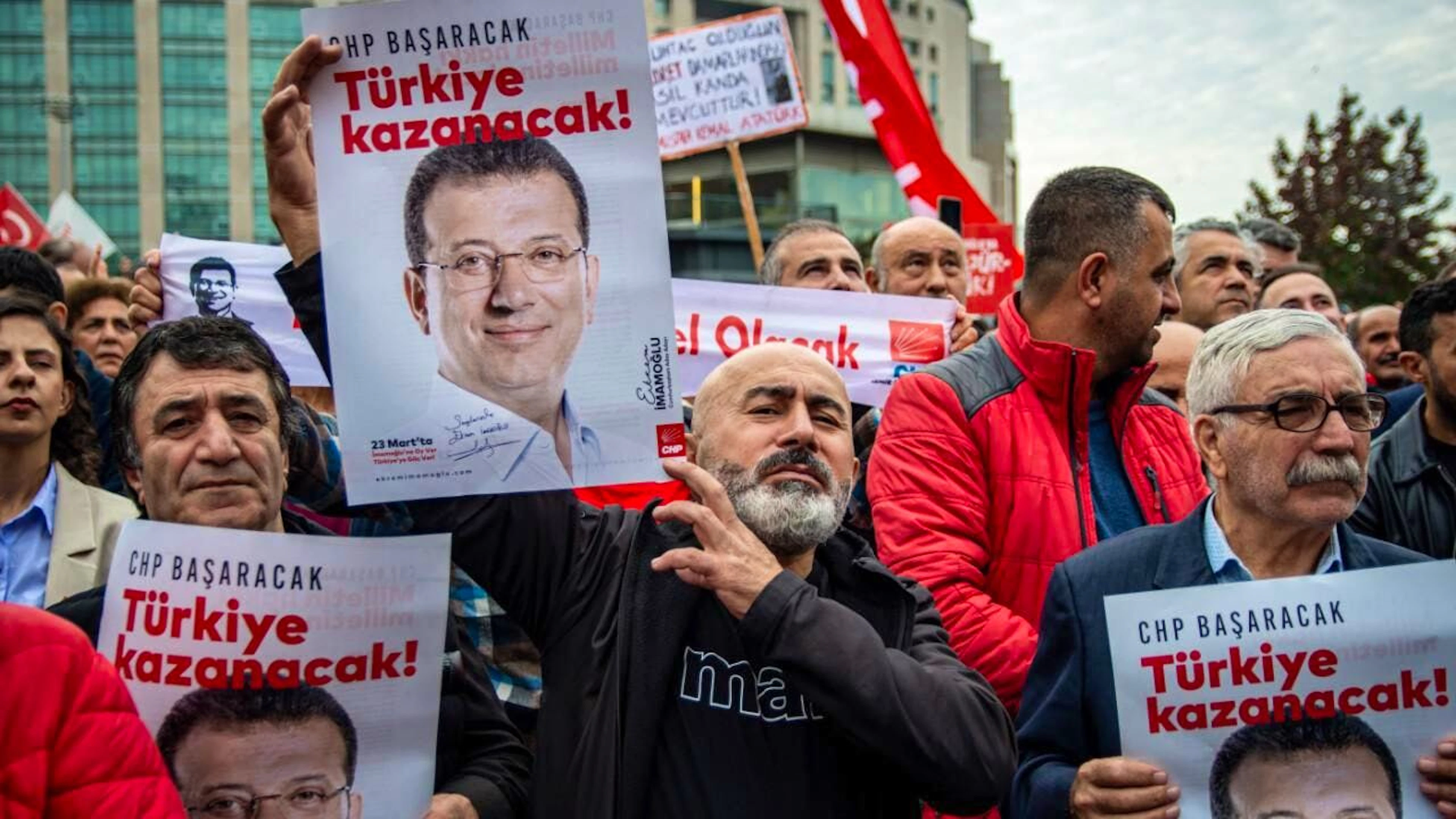 ARCHIV - Anhänger von Ekrem Imamoglu, ehemaliger Bürgermeister der Stadt Istanbul, der derzeit inhaftiert ist, versammeln sich vor dem Caglayan-Gerichtsgebäude in Istanbul, nachdem eine neue Spionageuntersuchung gegen ihn eingeleitet wurde. Foto: Abdullah Tepeli/ZUMA Press Wire/dpa