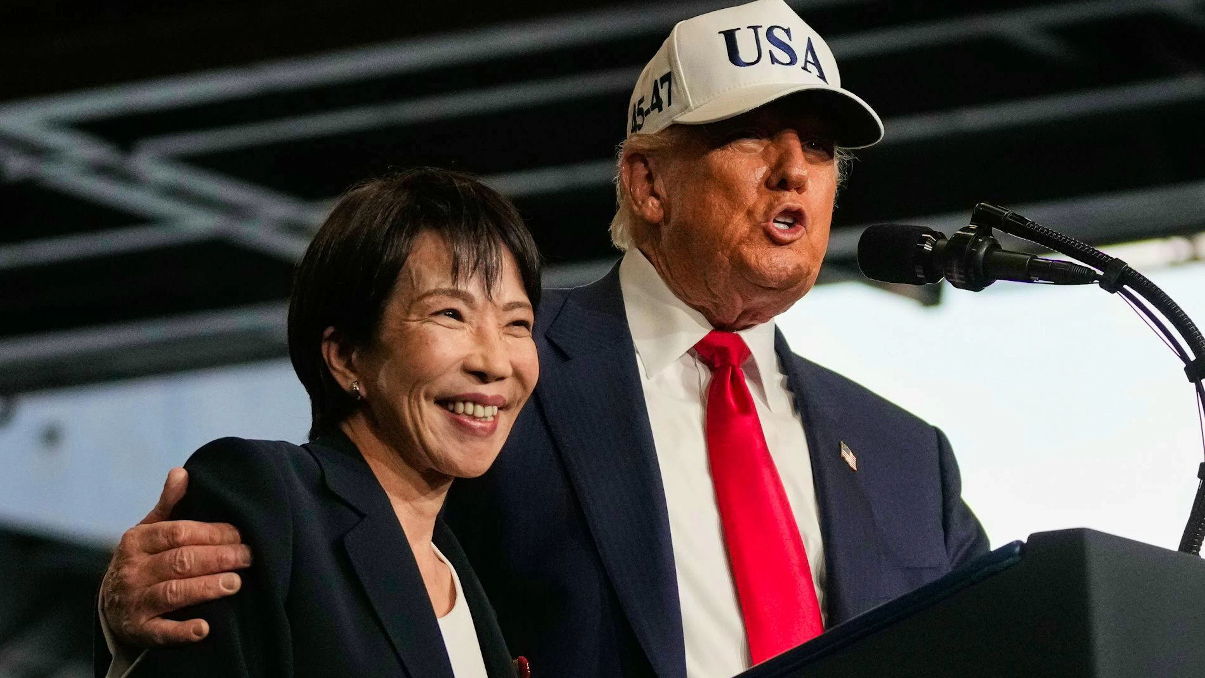 Gutes Verhältnis: Donald Trump herzt Takaichi am 28. Oktober aus dem Flugzeugträger USS George Washington, im Hafen von Yokosuka.