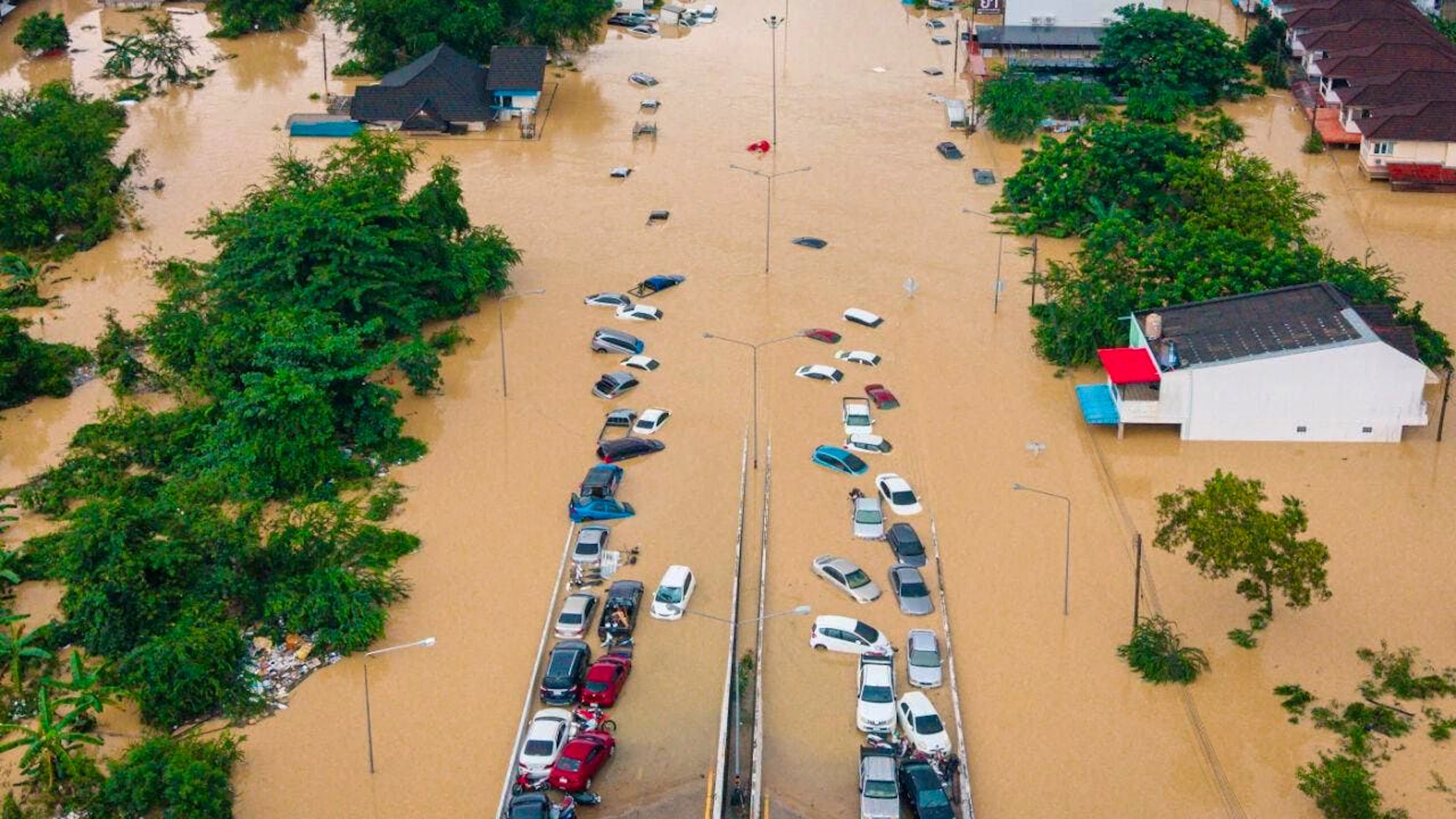 dpatopbilder - Autos und Häuser stehen in der Provinz Songkhla im Süden Thailands unter Wasser. Thailands Premierminister Anutin Charnvirakul rief am Dienstag den Notstand in der Provinz Songkhla aus, da die südliche Region von schweren Überschwemmungen heimgesucht wurde. Foto: Arnun Chonmahatrakool/AP/dpa