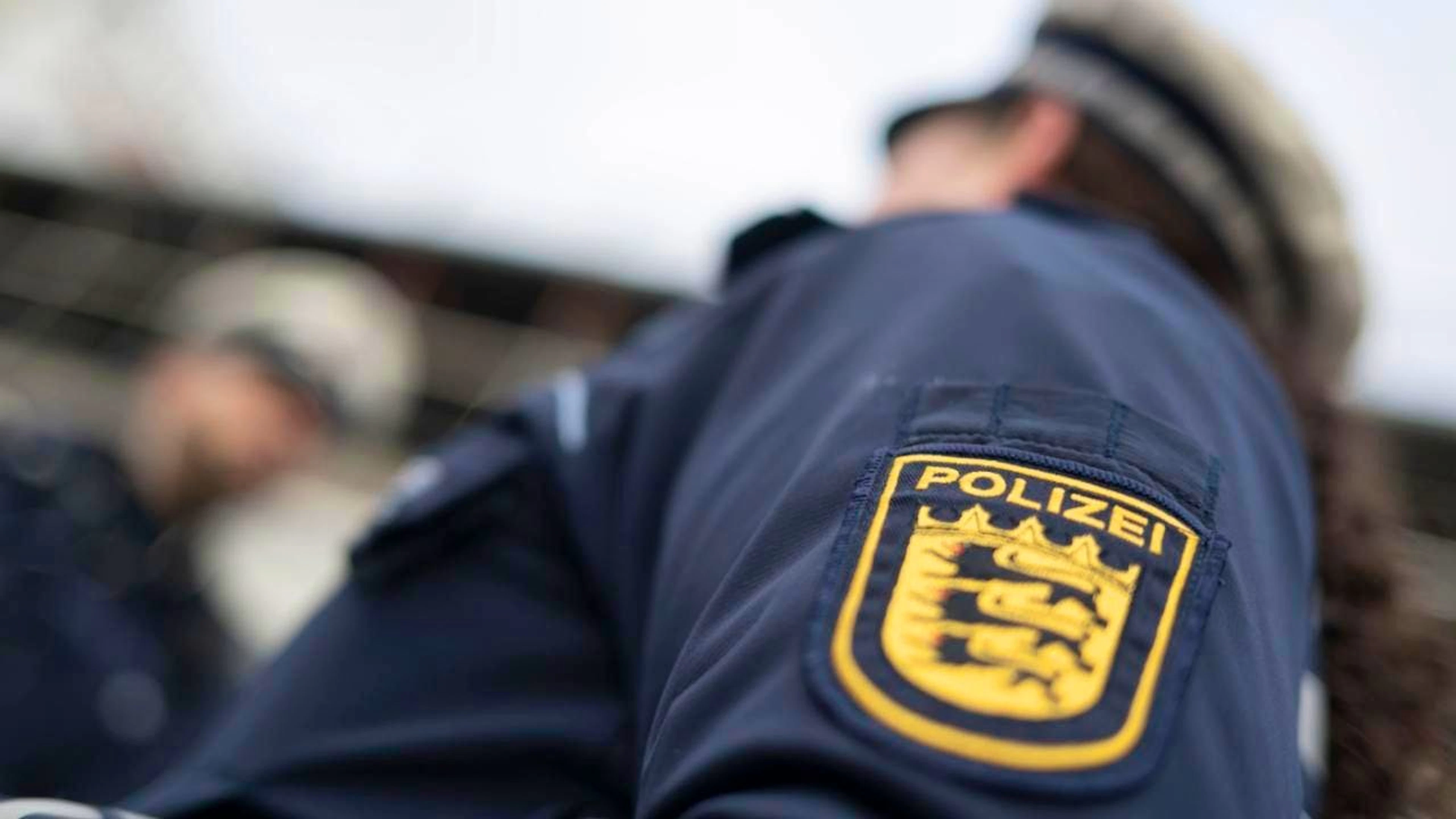 ILLUSTRATION - Ein Polizist und eine Polizistin der Polizei Baden-Württemberg. Foto: Marijan Murat/dpa/Archiv
