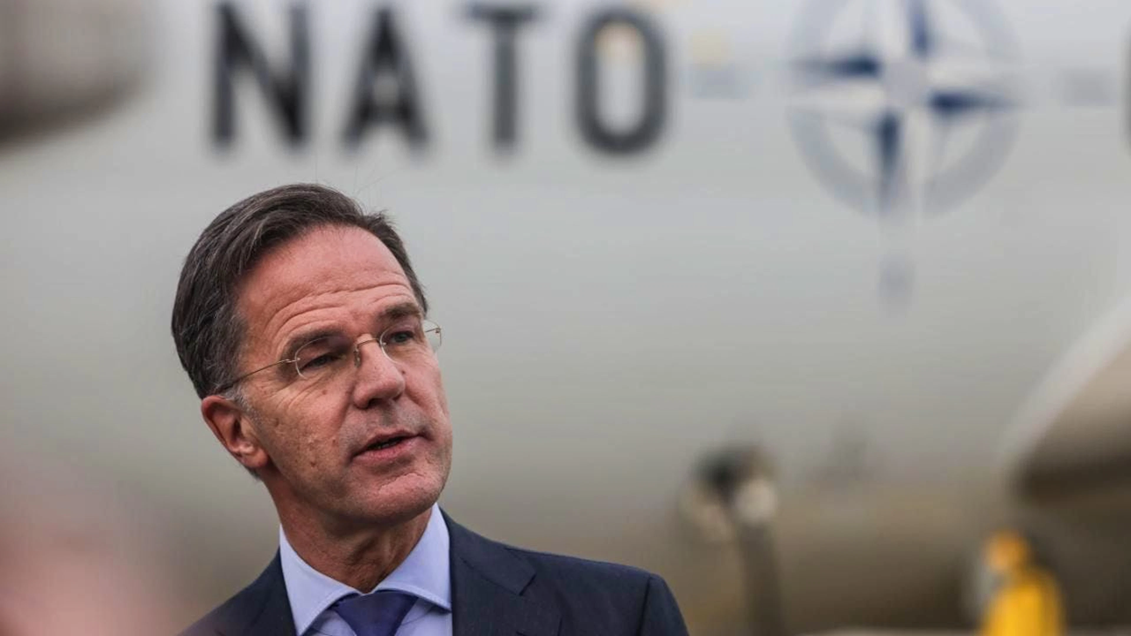 ARCHIV - Mark Rutte, NATO-Generalsekretär, gibt nach dem Besuch bei der NATO Aufklärungseinheit in Geilenkirchen (NATO Airborne Early Warning and Control Force) ein Pressestatement. Foto: Oliver Berg/dpa
