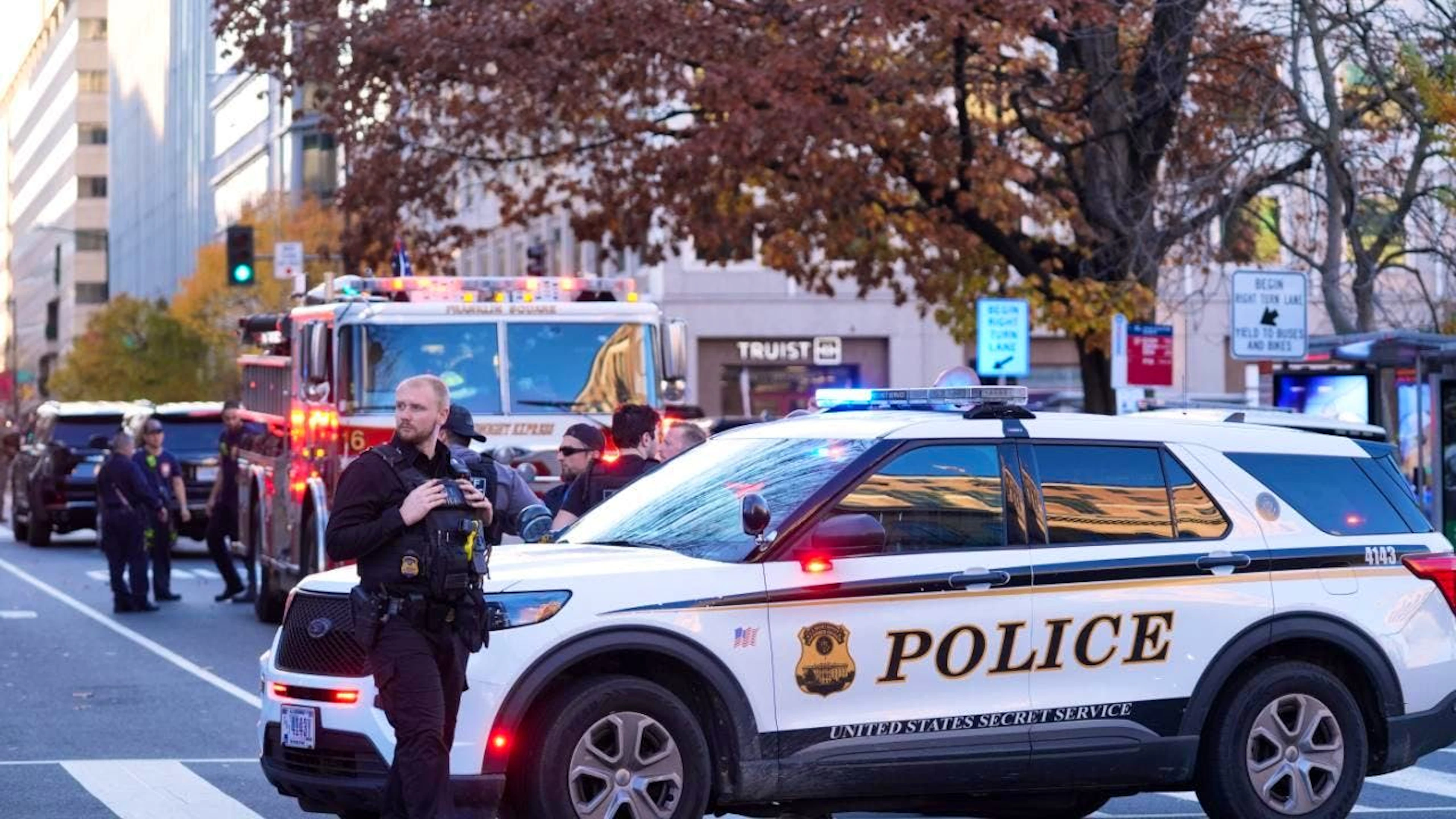 Le strade sono state bloccate dopo la sparatoria vicino alla Casa Bianca a Washington in cui due membri della Guardia Nazionale sono rimasti feriti.