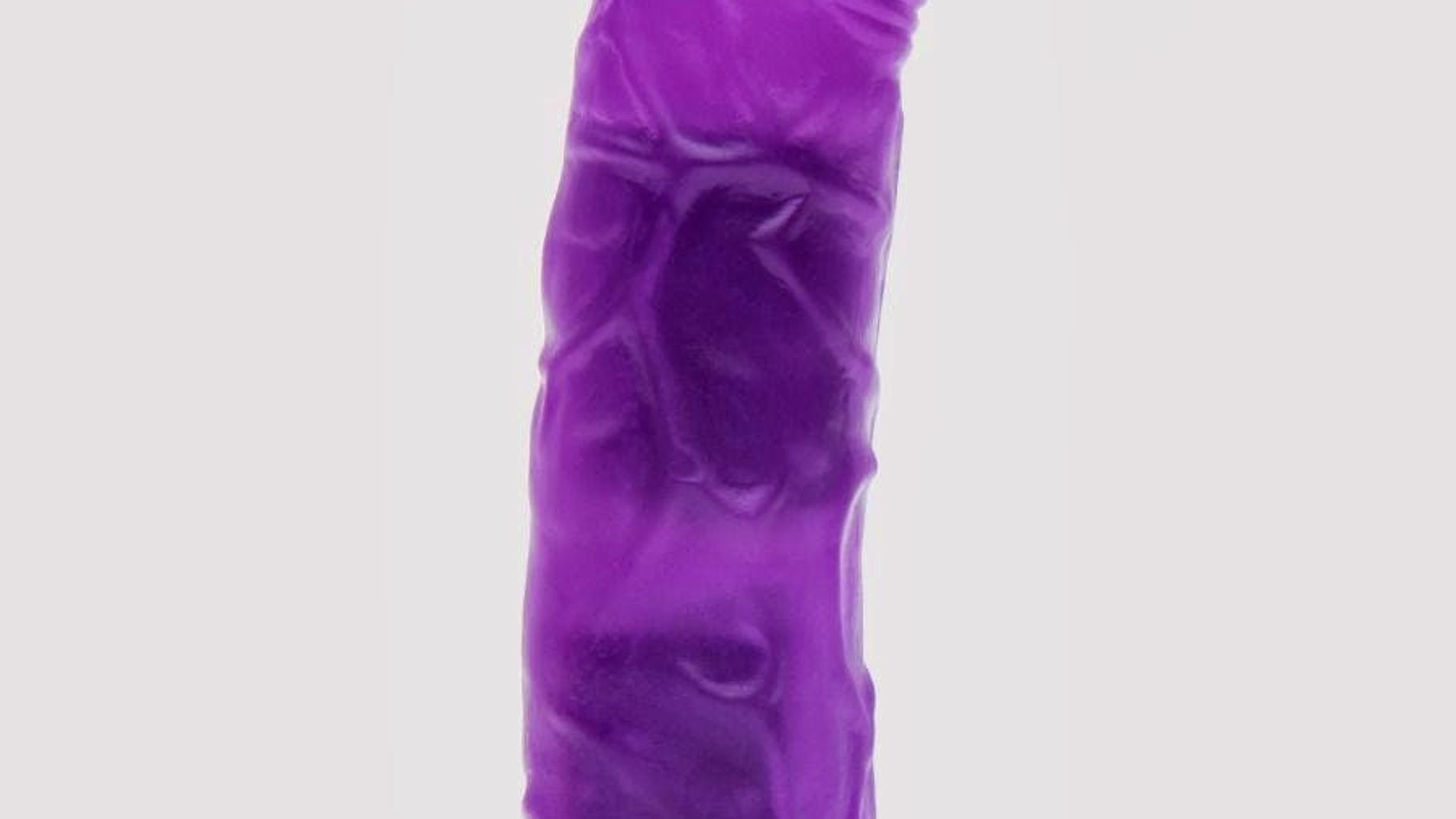 Dieser Vibrator trumpft mit realistischen Details wie Aderung, geschwungener Schaft und schmaler Spitze.