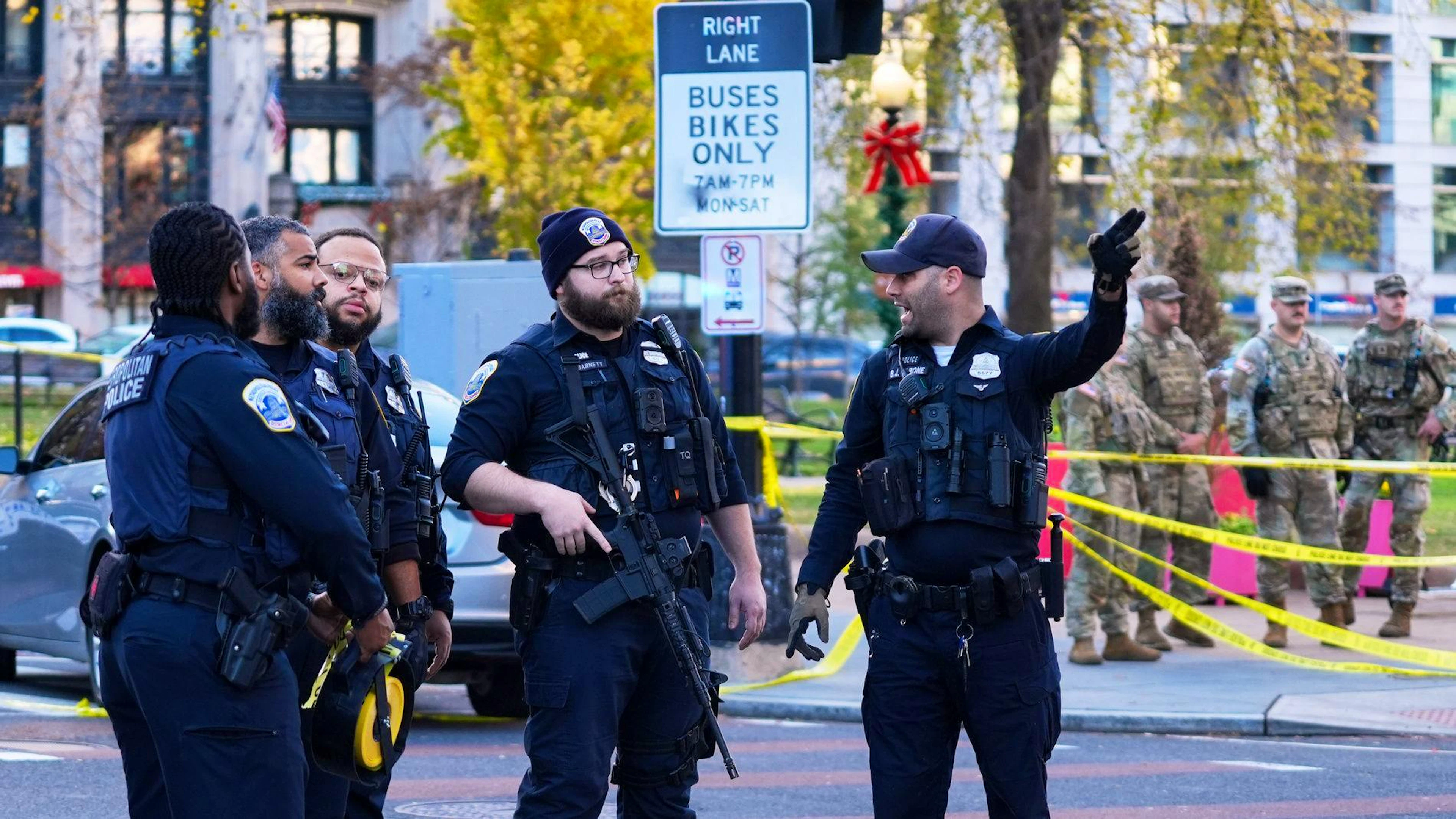 La police métropolitaine de Washington intervient après que deux soldats de la Garde nationale ont été abattus près de la Maison Blanche à Washington, mercredi 26 novembre 2025. (AP Photo/Evan Vucci)