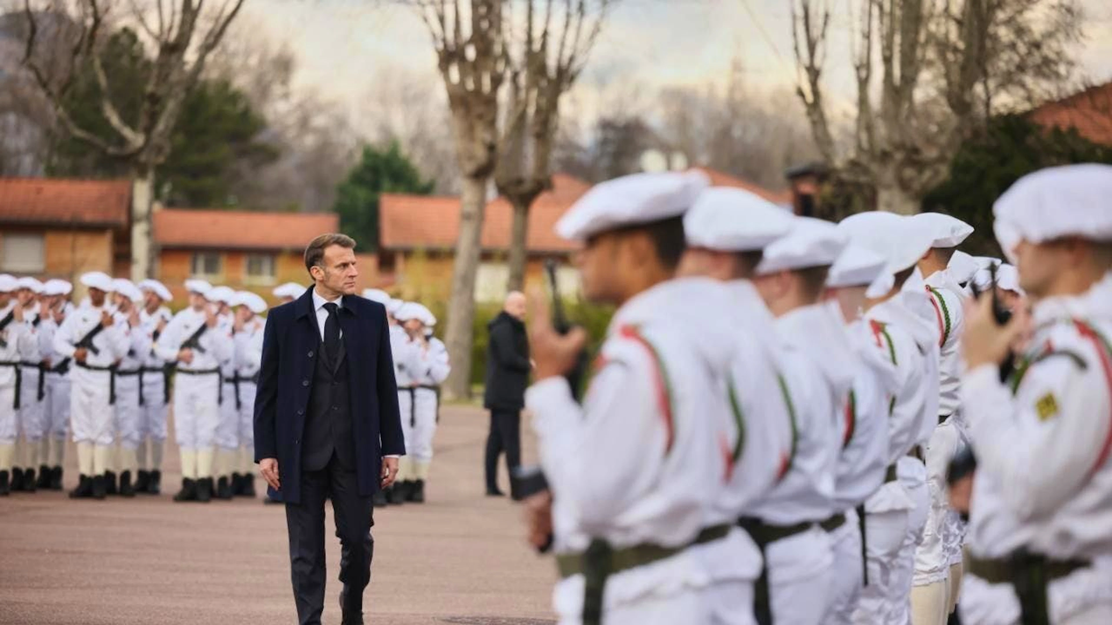 L'unico modo per evitare il pericolo è prepararsi, ha detto Emmanuel Macron.
