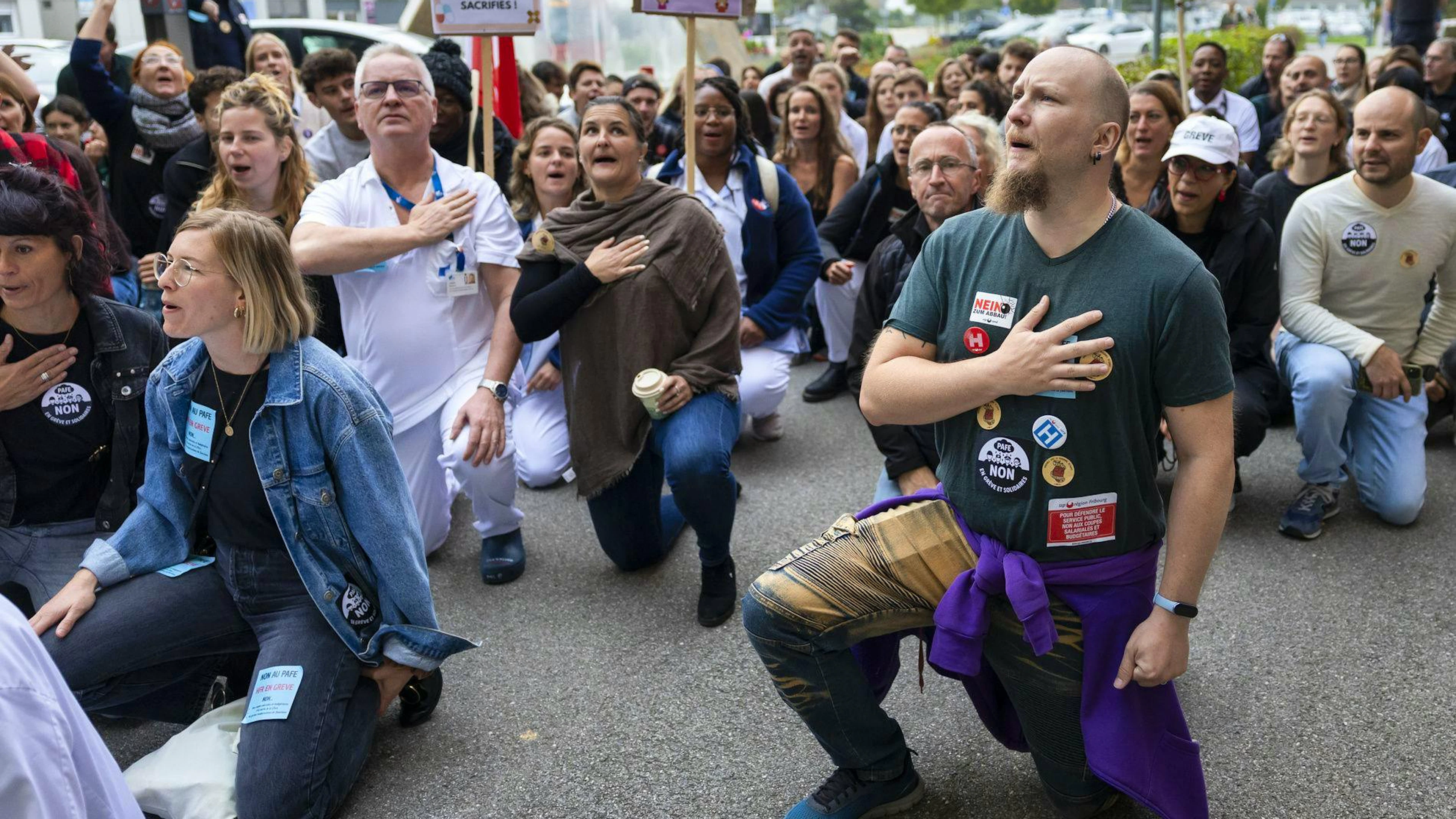 Mitarbeiterinnen und Mitarbeiter des Kantonsspitals Fribourg protestieren gegen ein Sparprogramm.