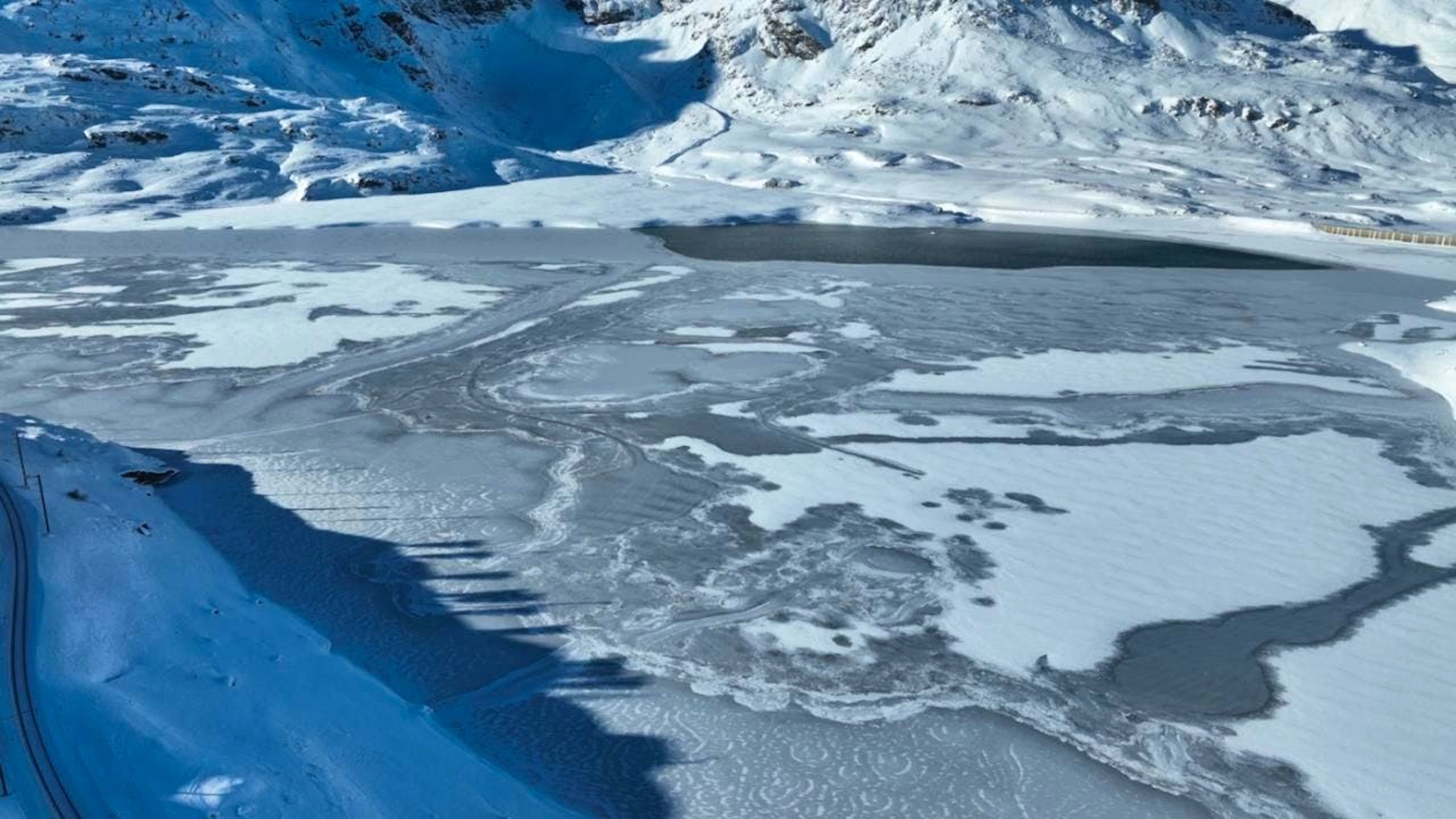 Ein Mann brach auf dem teilweise zugefrorenen See ein und starb.