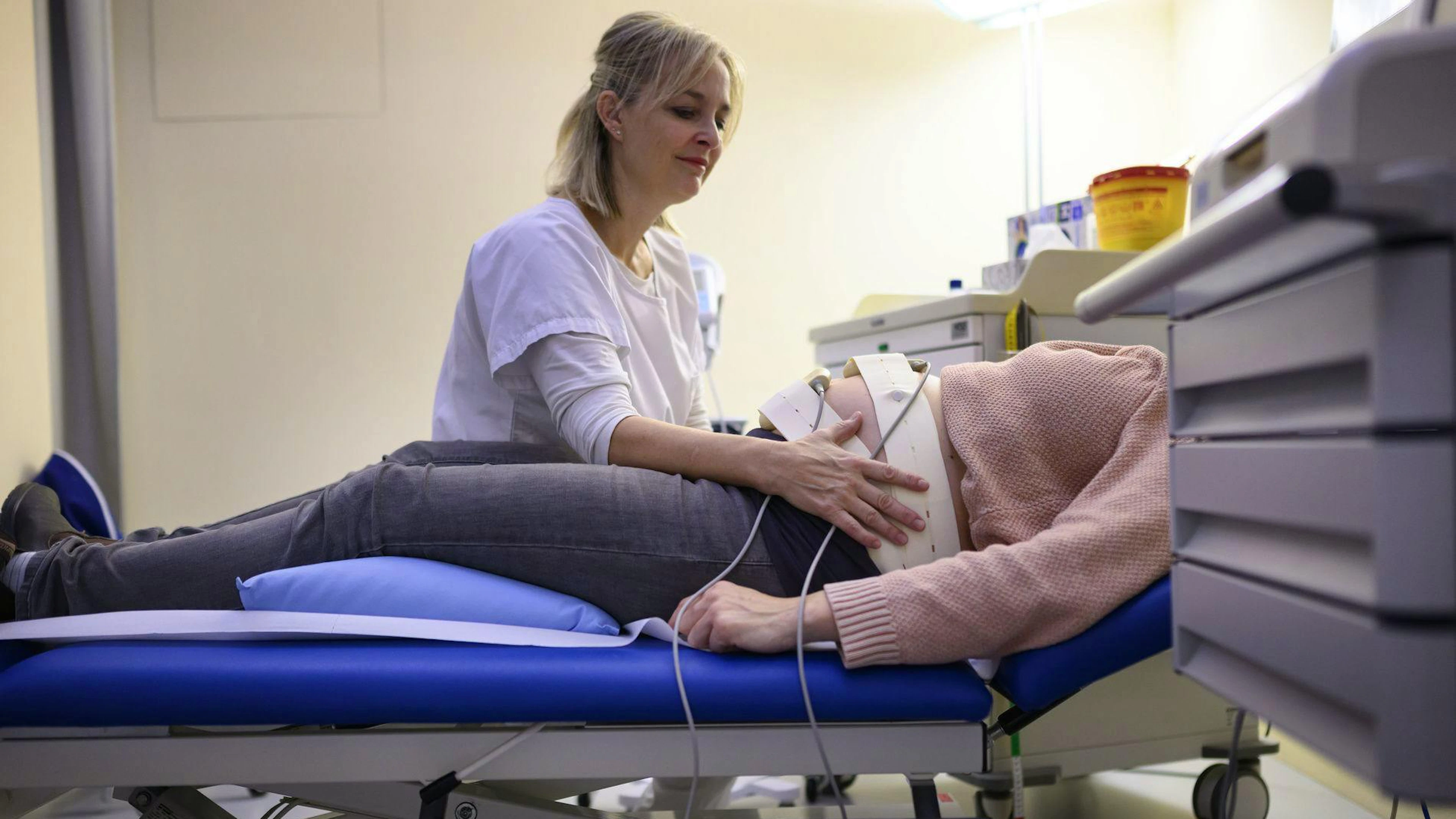 Eine Hebamme in der Frauenklinik am Inselspital in Bern bei der Arbeit.