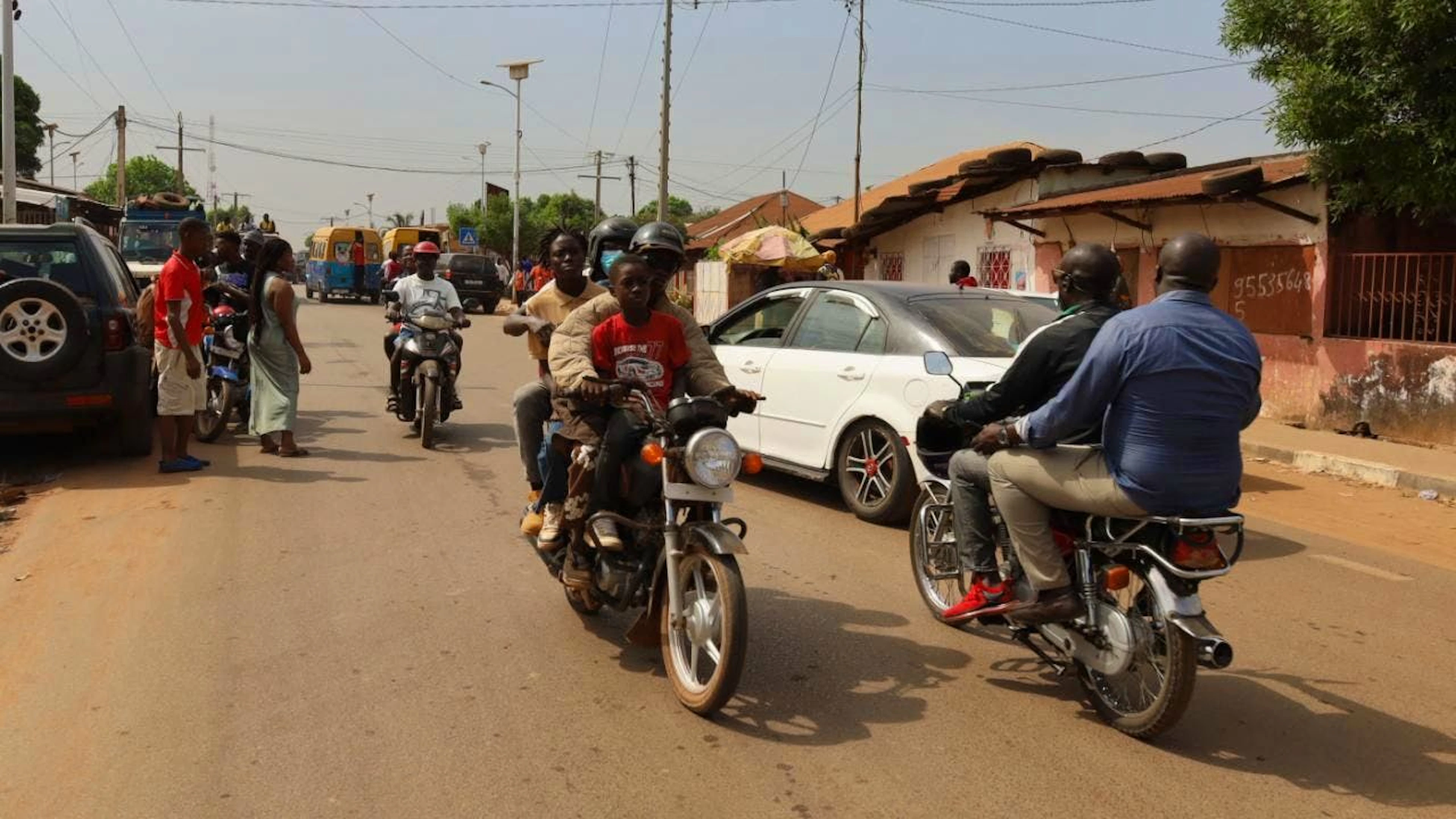 Menschen fahren auf Motorradtaxis auf der Straße.  Wenige Tage nach einer Wahl in Guinea-Bissau droht ein gewaltsamer Umsturz in dem westafrikanischen Küstenland. Foto: Darcicio Barbosa/AP/dpa