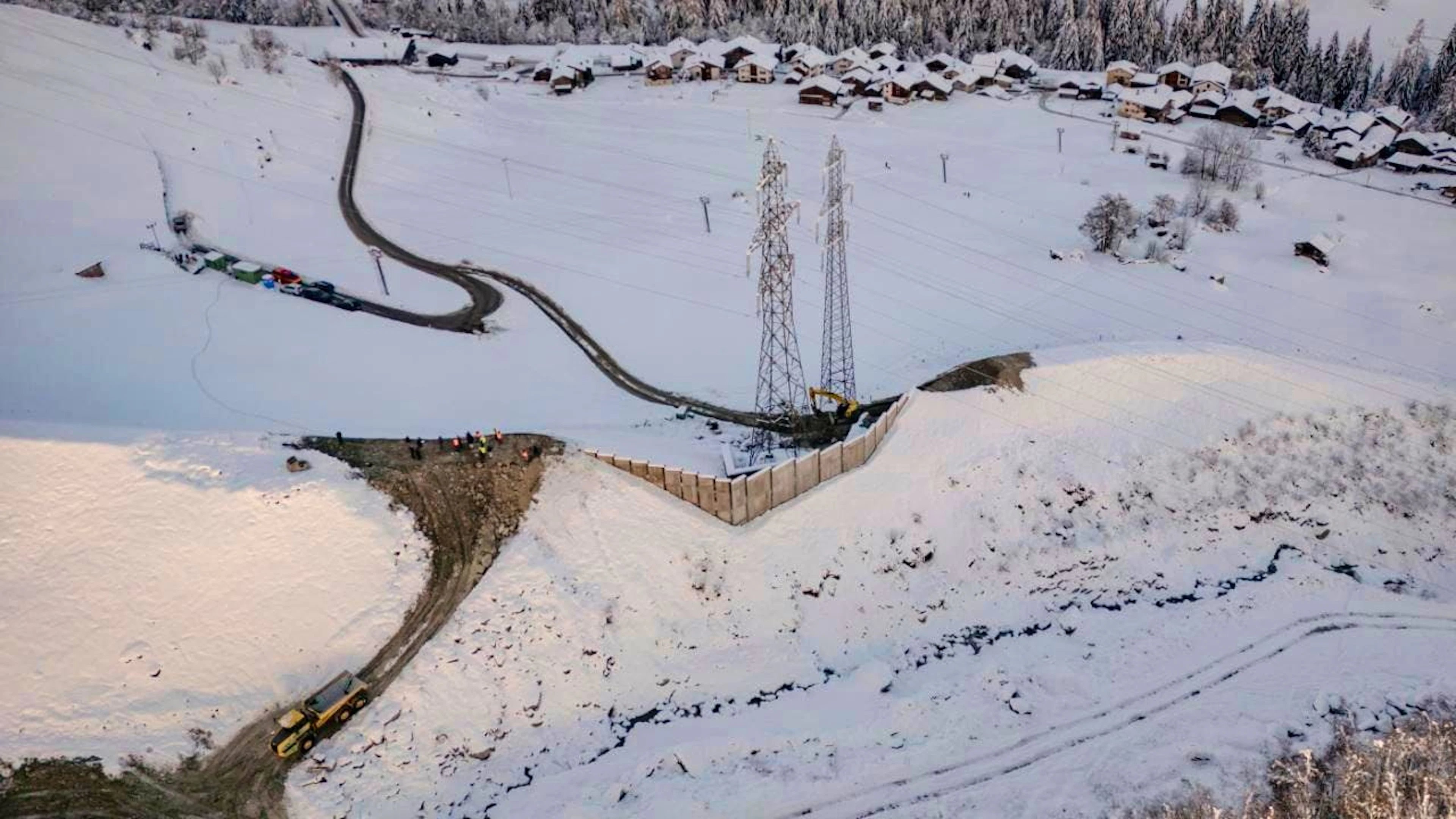 Le nouveau dispositif paravalanche doit permettre de mieux sécuriser le village de Lourtier, régulièrement touché par des glissements de terrain.