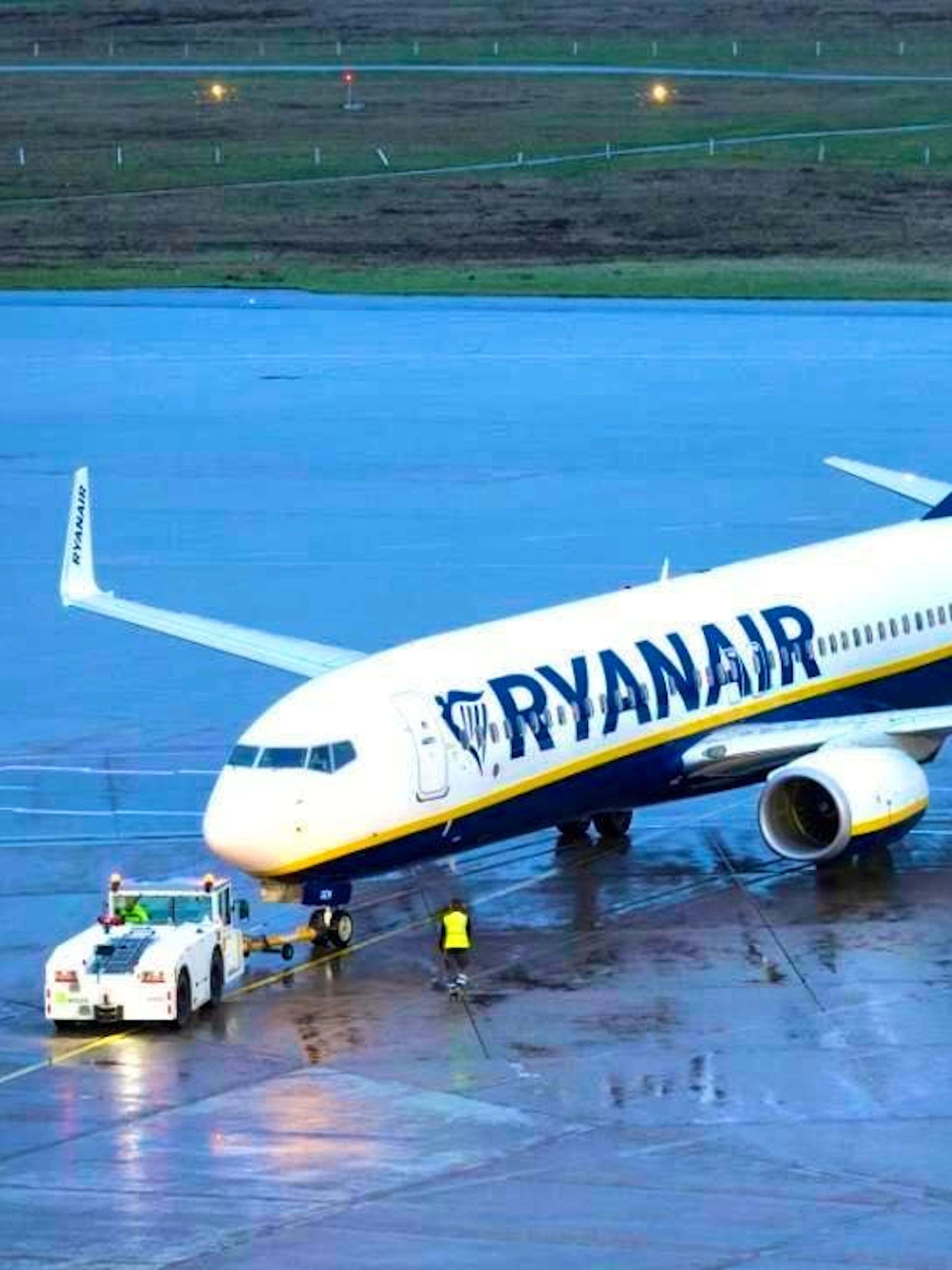 Finestrino esplode sul volo Ryanair: «Tutta la testa dell'uomo era risucchiata all'esterno»