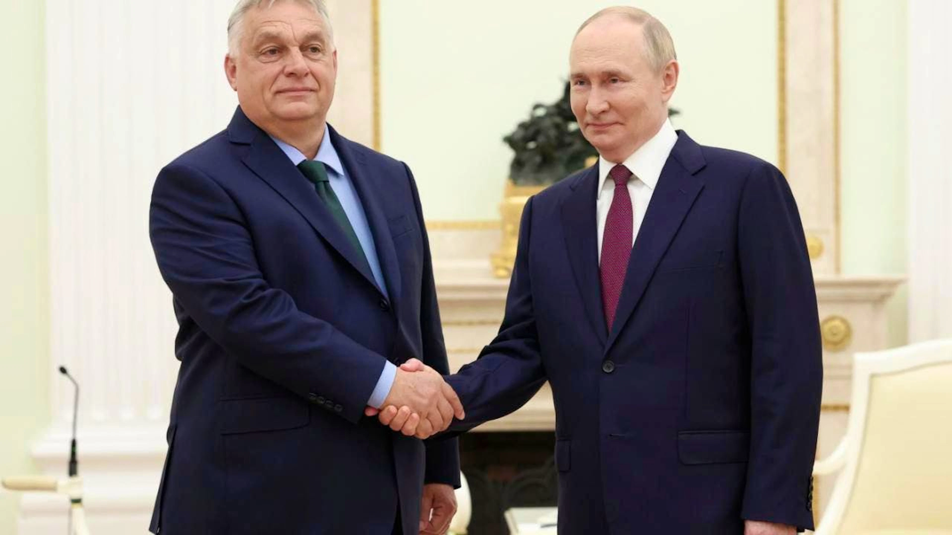 HANDOUT - Wladimir Putin (r) und Viktor Orban während eines Treffens (Archivbild). Foto: Valeriy Sharifulin/Pool Sputnik Kremlin/AP/dpa - ACHTUNG: Nur zur redaktionellen Verwendung und nur mit vollständiger Nennung des vorstehenden Credits