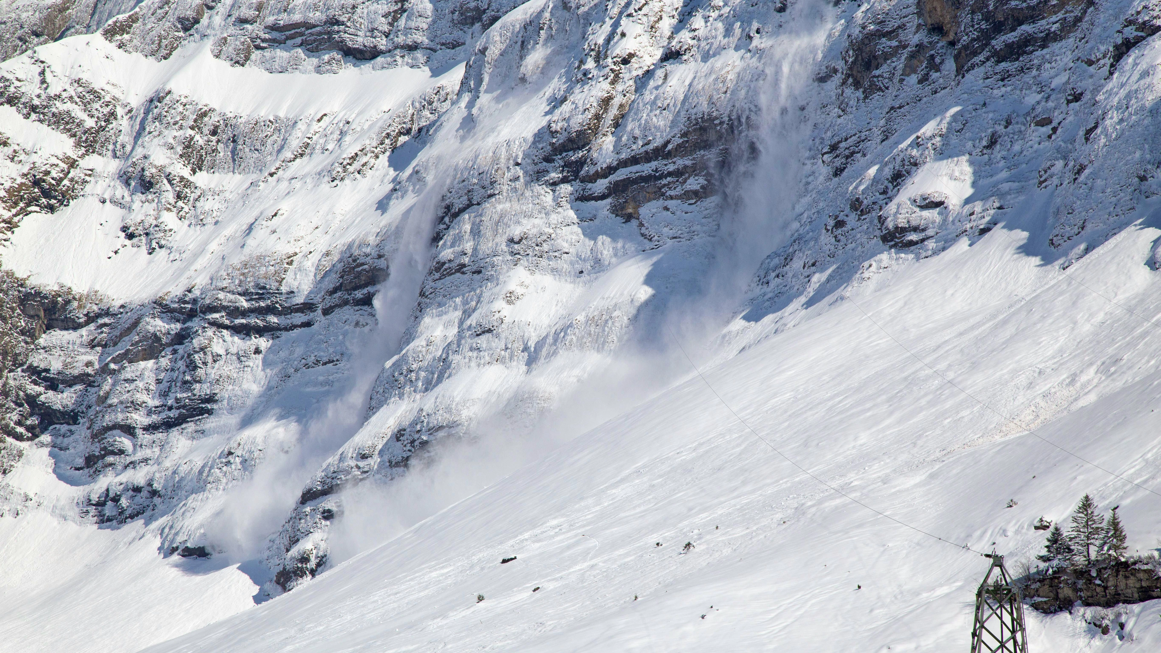 La neige fraîche abondante et la neige soufflée des derniers jours reposent sur une surface de neige ancienne défavorable en altitude. Des avalanches peuvent parfois être déclenchées dans les couches profondes du manteau neigeux et atteindre une grande taille. (Image d'illustration)