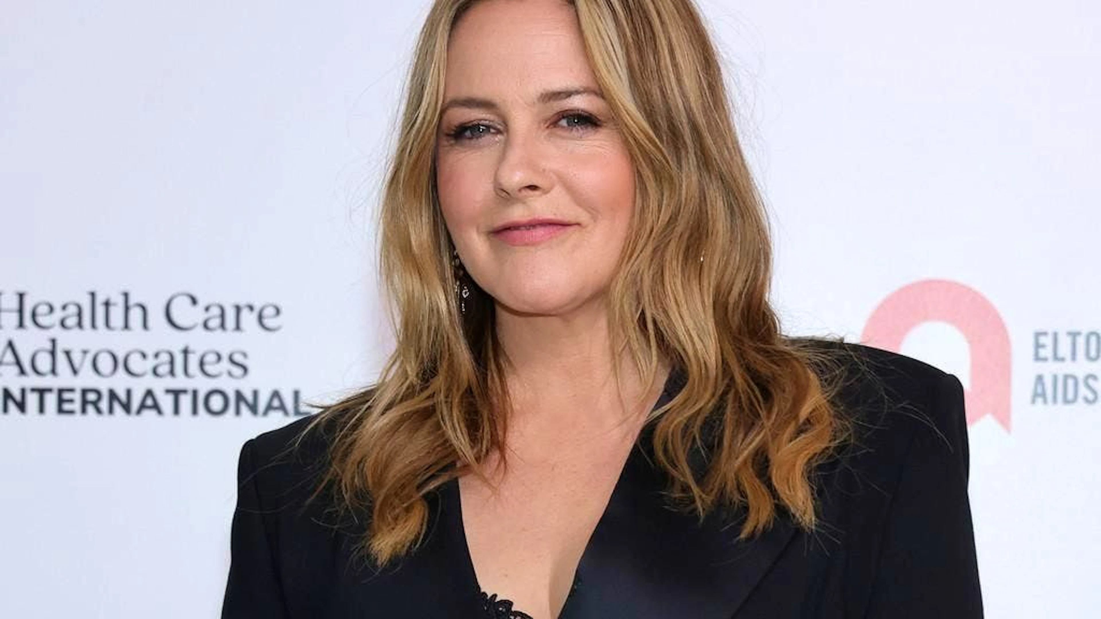 Alicia Silverstone participe à la recherche de deux bébés girafes.