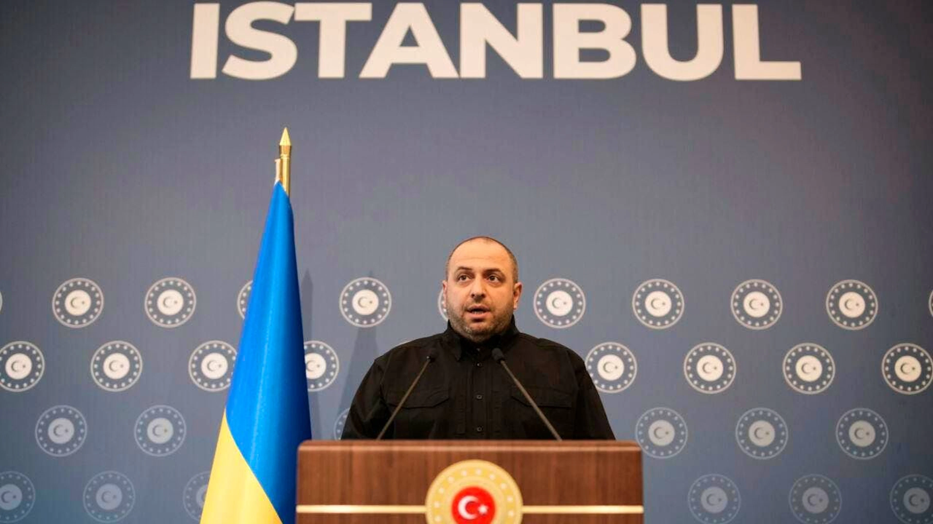 ARCHIV - Der damalige ukrainische Verhandlungsführer in Istanbul, Rustem Umjerow, spricht zu den Journalisten während einer Pressekonferenz im Ciragan-Palast im Anschluss an die Friedensverhandlungen zwischen der Ukraine und Russland. Angesichts des Korruptionsskandals in der Ukraine hat die Kiewer Führung Spekulationen über eine mögliche Flucht von Ex-Verteidigungsminister Rustem Umjerow dementiert. Foto: Emrah Gurel/AP/dpa