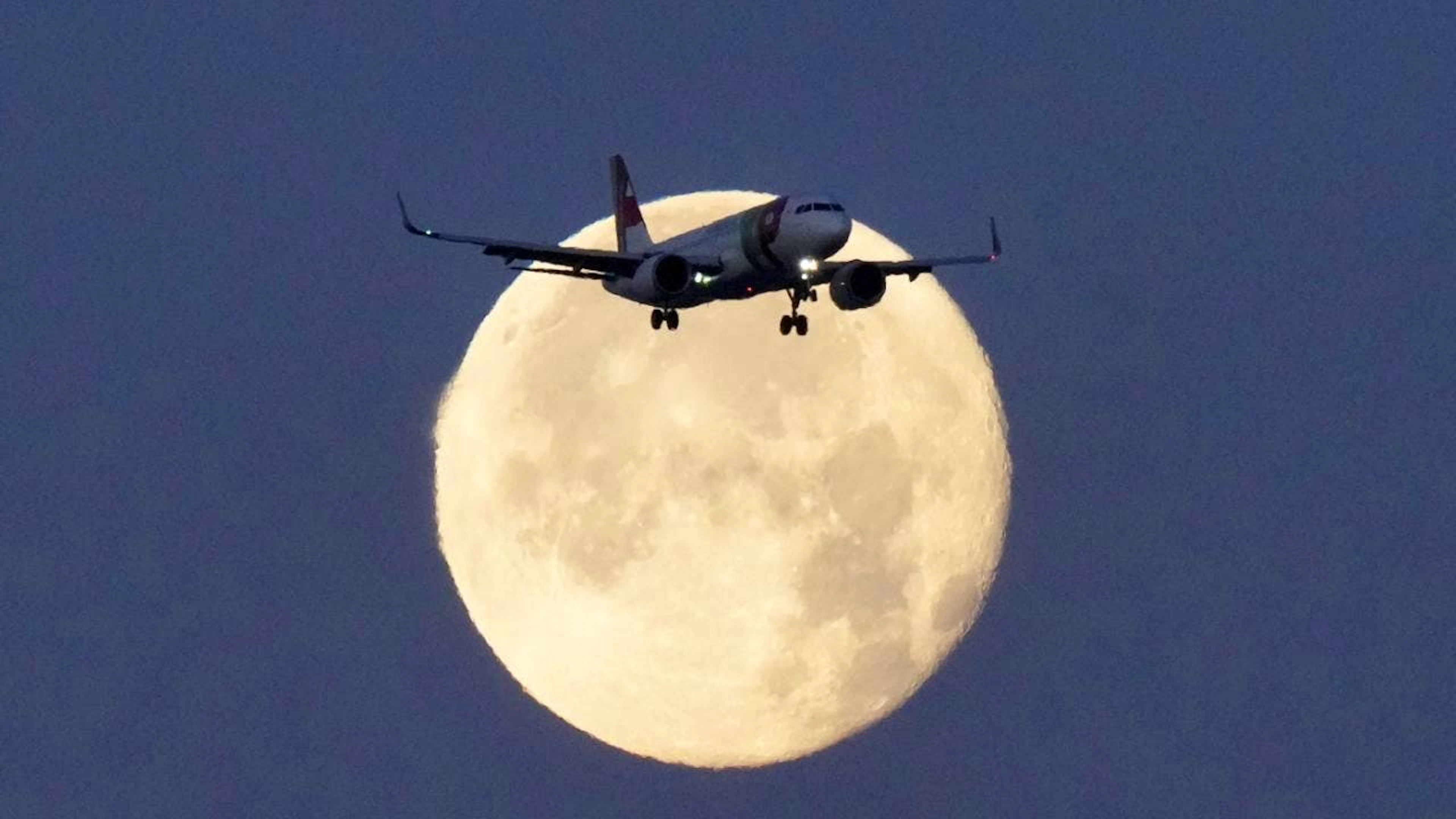 Un Airbus A320 in volo. (immagine d'illustrazione)