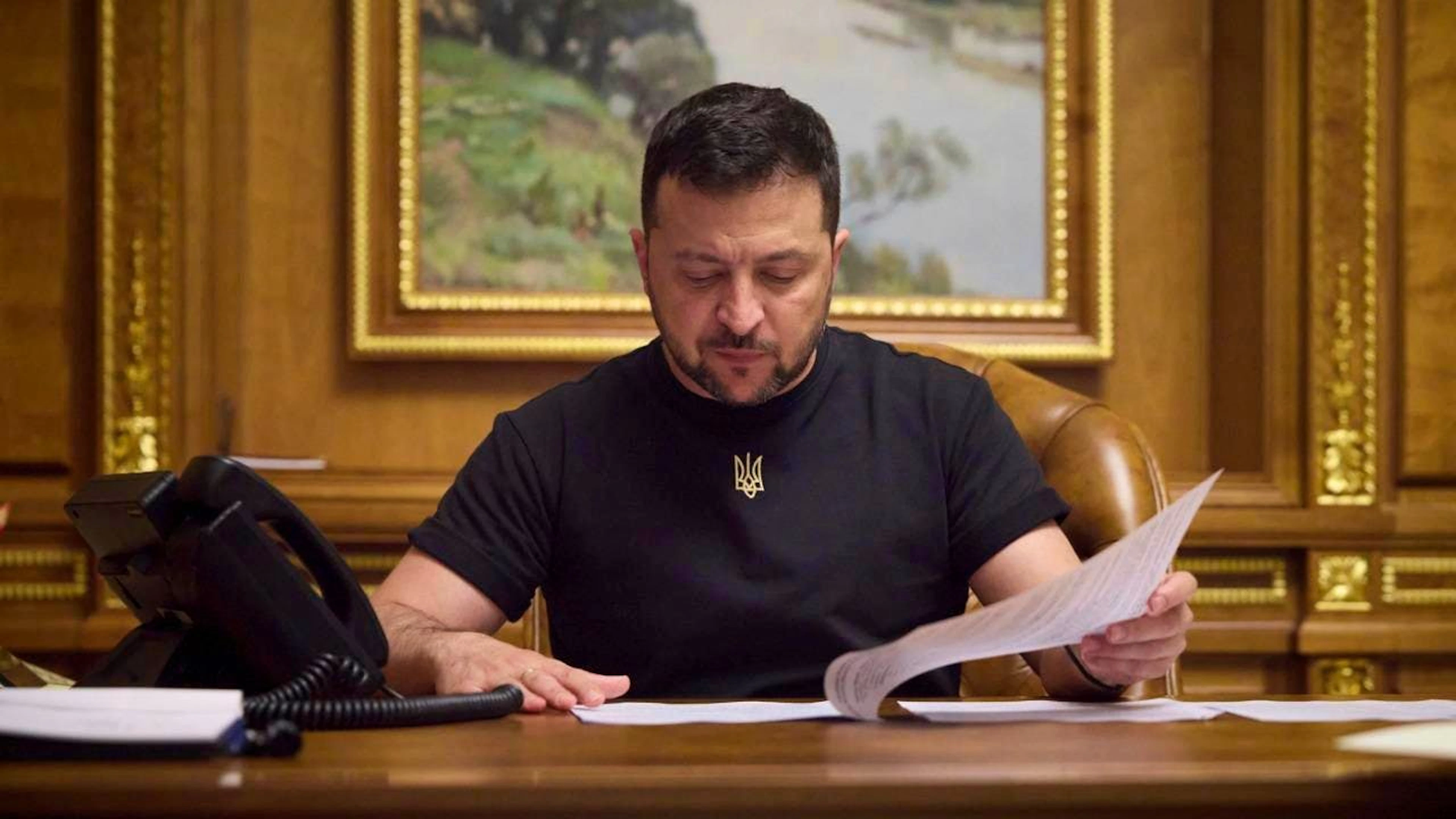 ARCHIV - Wolodymyr Selenskyj, Präsident der Ukraine, hält in seinem Büro im Mariinskyi-Palast eine Telefonkonferenz mit Niederlandes Ministerpräsident Rutte ab, um über F-16-Kampfflugzeuge und zusätzliche Militärhilfe zu sprechen. Foto: ---/Pool Ukrainian Presidentia/Planet Pix via ZUMA Press Wire/dpa