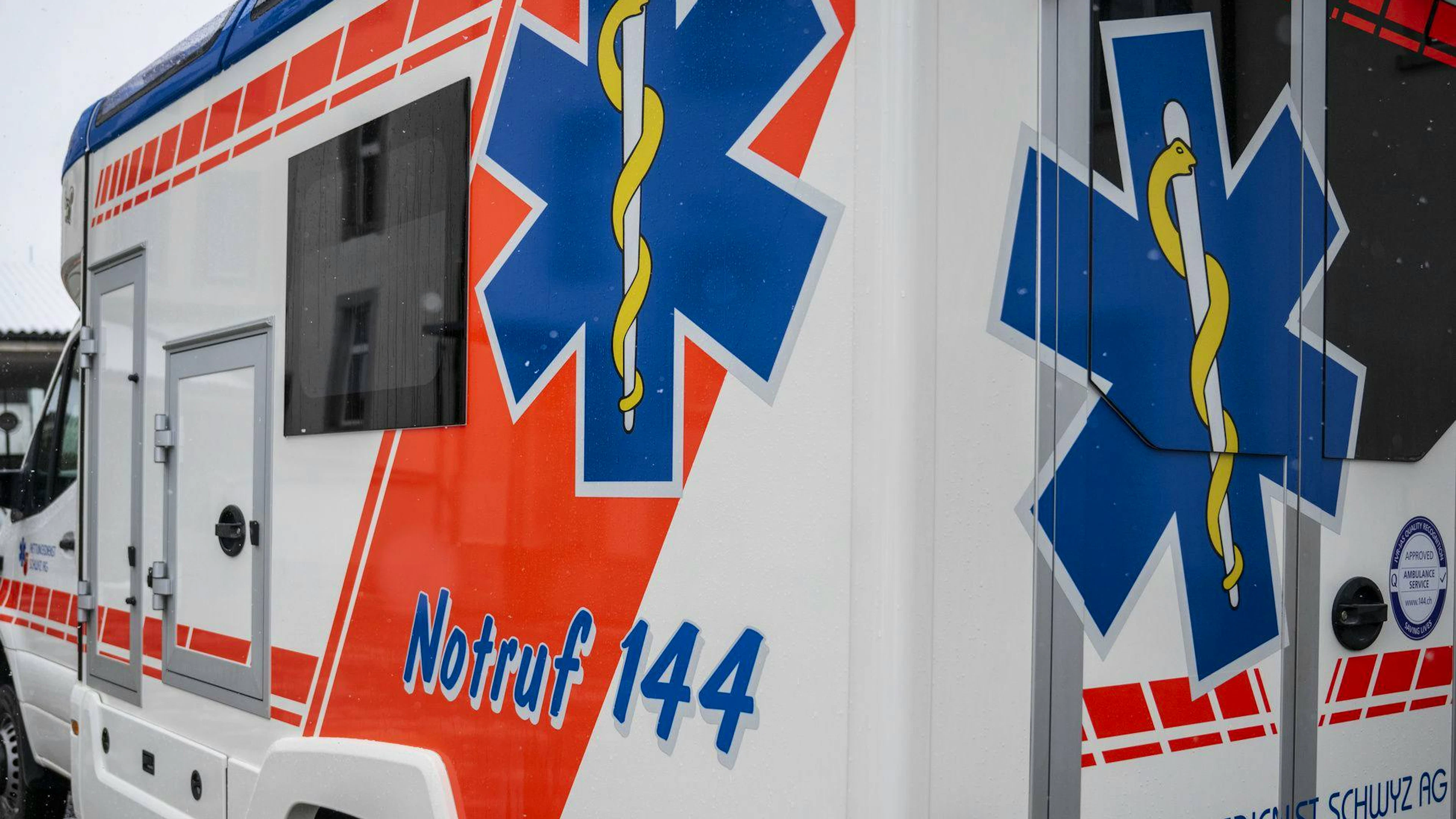 Lorsque les deux ambulanciers sont entrés dans le bâtiment, le patient s'est montré agressif à leur égard (photo d’illustration).