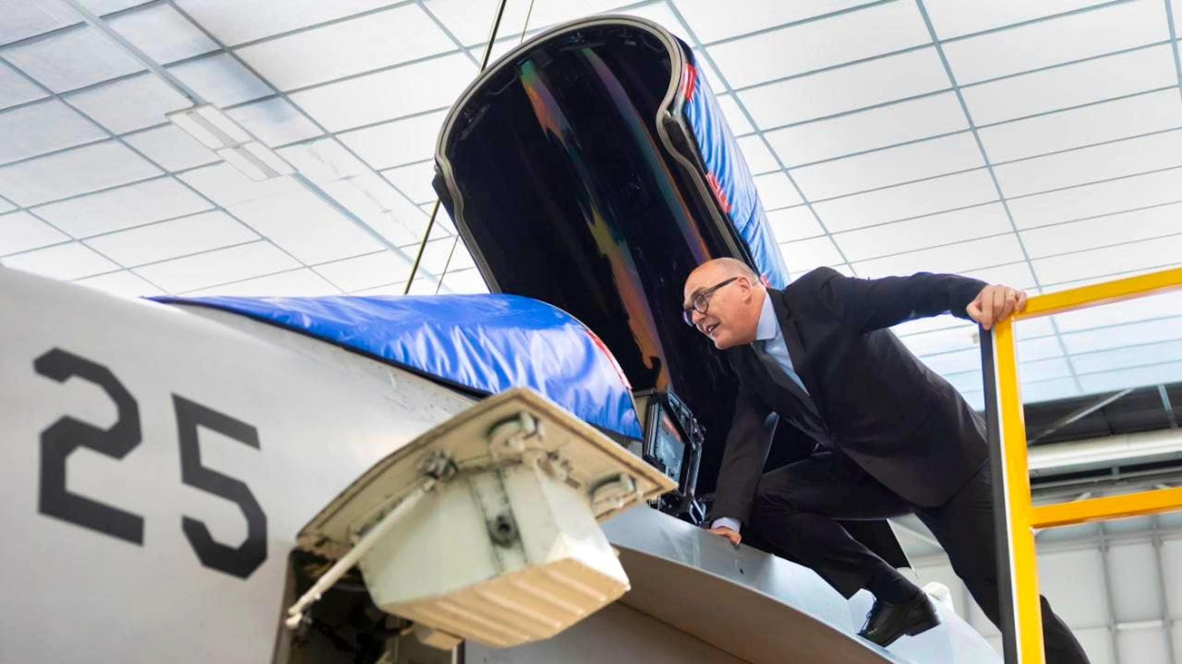 Il consigliere federale Martin Pfister visiterà la base aerea di Florennes, in Belgio, e incontrerà il segretario generale della NATO, Mark Rutte. (Foto archivio)